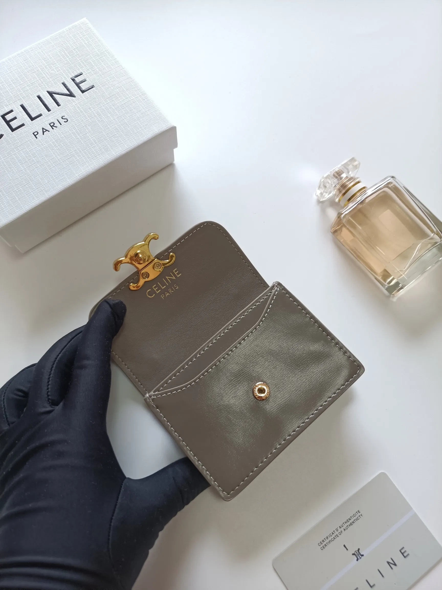 💰160 Celine's new chain TRIOMPHE business card bag, which can be worn cross-body, has a classic pattern with plain microfiber on the inside, gold-finished TRIOMPHE metal snap closure, 1 thickened main compartment, and 3 inner card slots. No.: 10N062 Size: 10.5x8.5x3 cm
