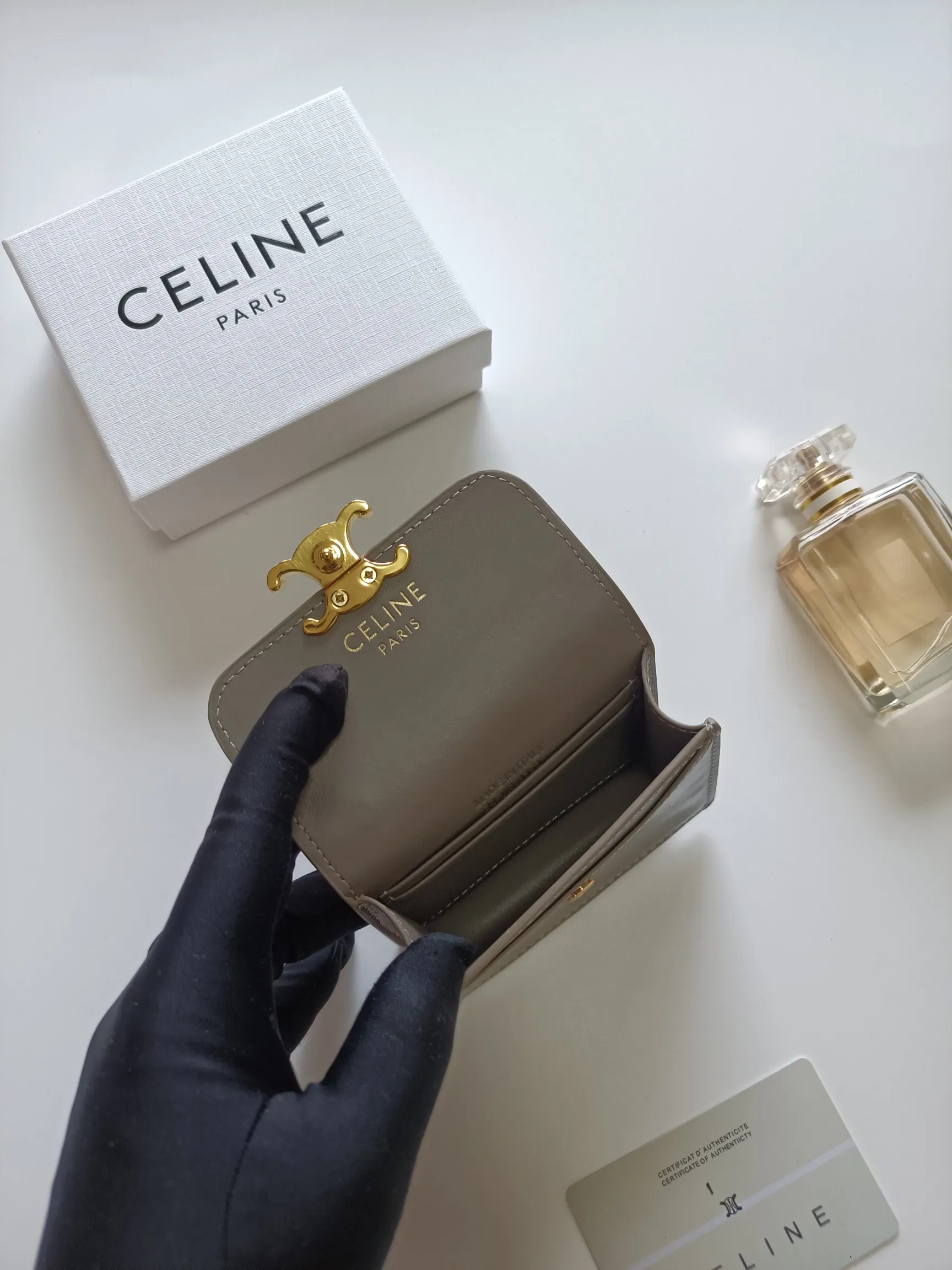 💰160 Celine's new chain TRIOMPHE business card bag, which can be worn cross-body, has a classic pattern with plain microfiber on the inside, gold-finished TRIOMPHE metal snap closure, 1 thickened main compartment, and 3 inner card slots. No.: 10N062 Size: 10.5x8.5x3 cm