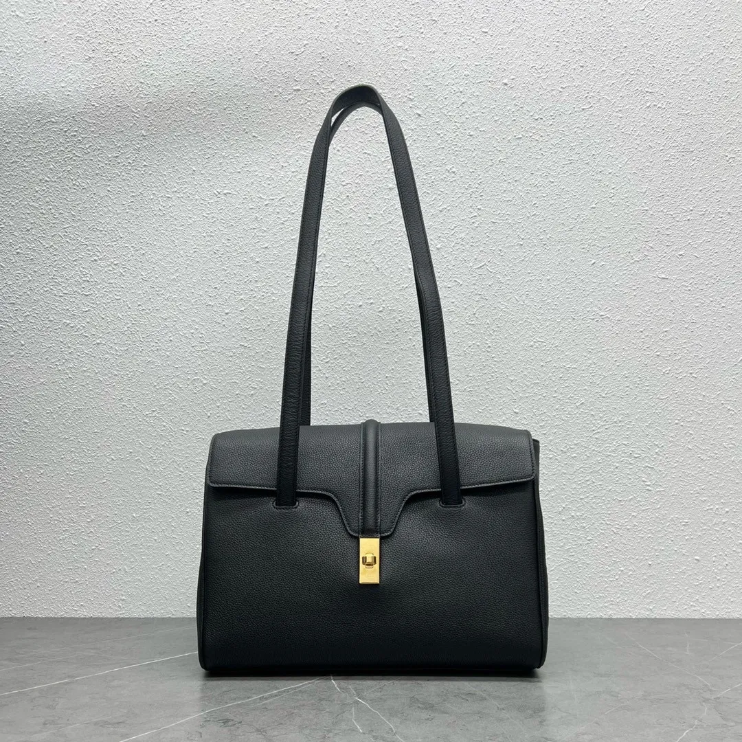 The Soft16 small size attracts a lot of attention. Little fairies who thought the large size was too big before can definitely buy this size. The small size is more everyday, seemingly simple but very eye-catching, low-key and fashionable ~ light weight, soft and comfortable leather, stylish and three-dimensional, a must-have for autumn and winter! Size: 32.5×23×14 Style number: 195543 Black with lychee pattern