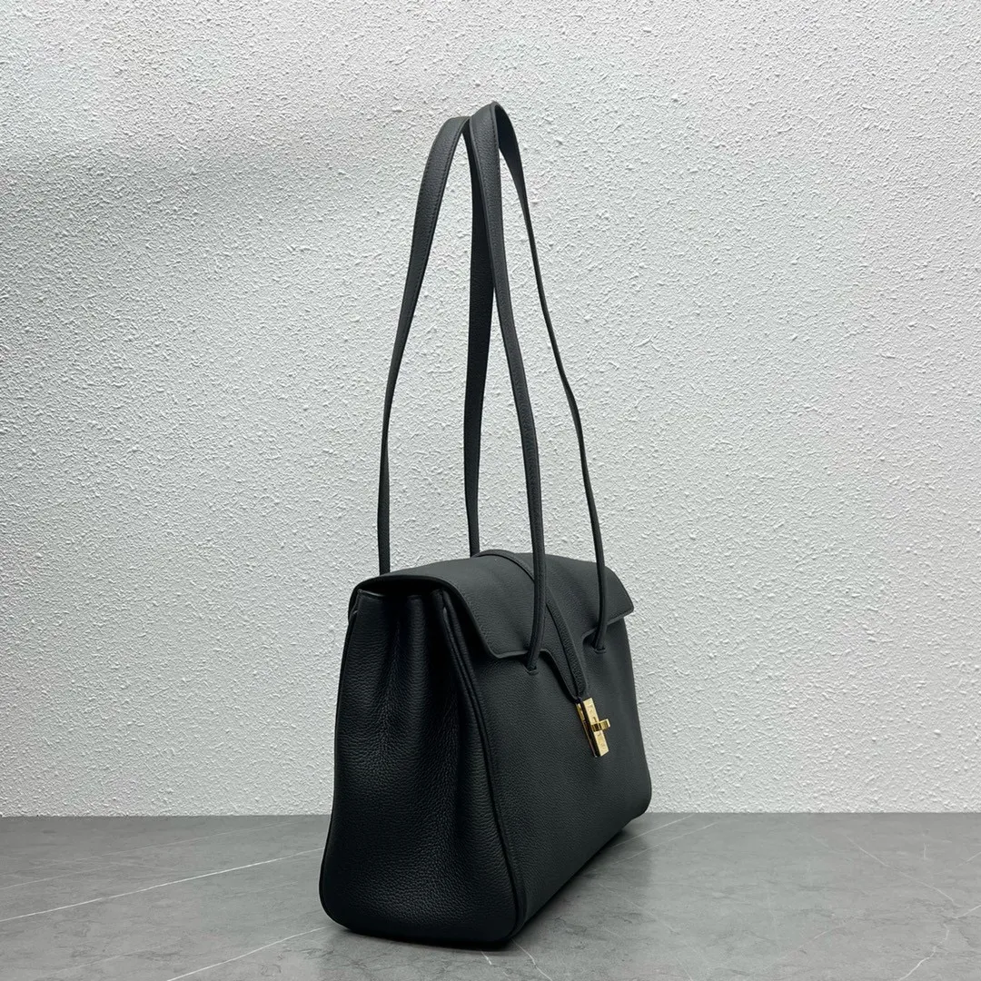 The Soft16 small size attracts a lot of attention. Little fairies who thought the large size was too big before can definitely buy this size. The small size is more everyday, seemingly simple but very eye-catching, low-key and fashionable ~ light weight, soft and comfortable leather, stylish and three-dimensional, a must-have for autumn and winter! Size: 32.5×23×14 Style number: 195543 Black with lychee pattern