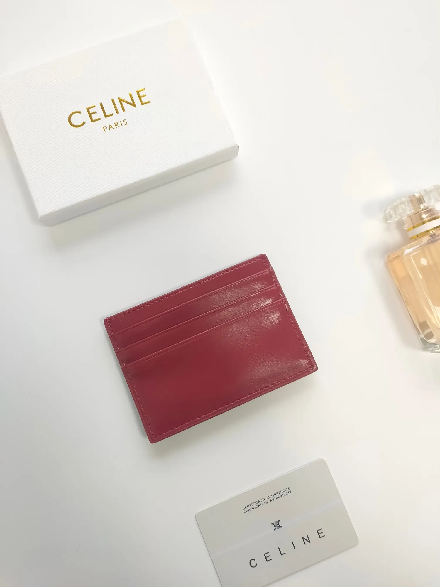 💰90💰CELINE's new embossed logo card holder, made of first-layer cowhide, two card slots + one middle pocket Style number: 10L833 Size: 10.5×7cm