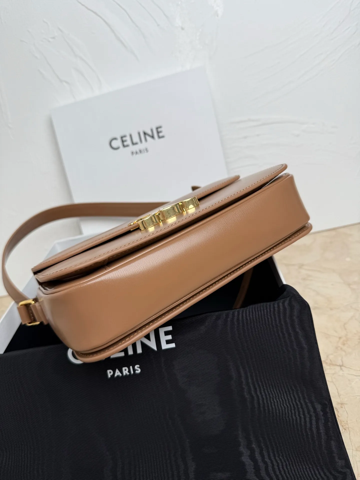 p1760 The definition of the new concept of the Arc de Triomphe adds Parisian elements, retro style, noble temperament, is recognized again in the fashion field, and is loved by many stars. Classics are re-innovated, and the classic buckle exquisite design is once again reinvented. It is in line with the forefront of fashion ✔️ Pure sheepskin on the outside and pure sheepskin on the inside. The classic black gold is timeless and can be matched with any style. Size: Size: 22-16-8 Style number: 187366