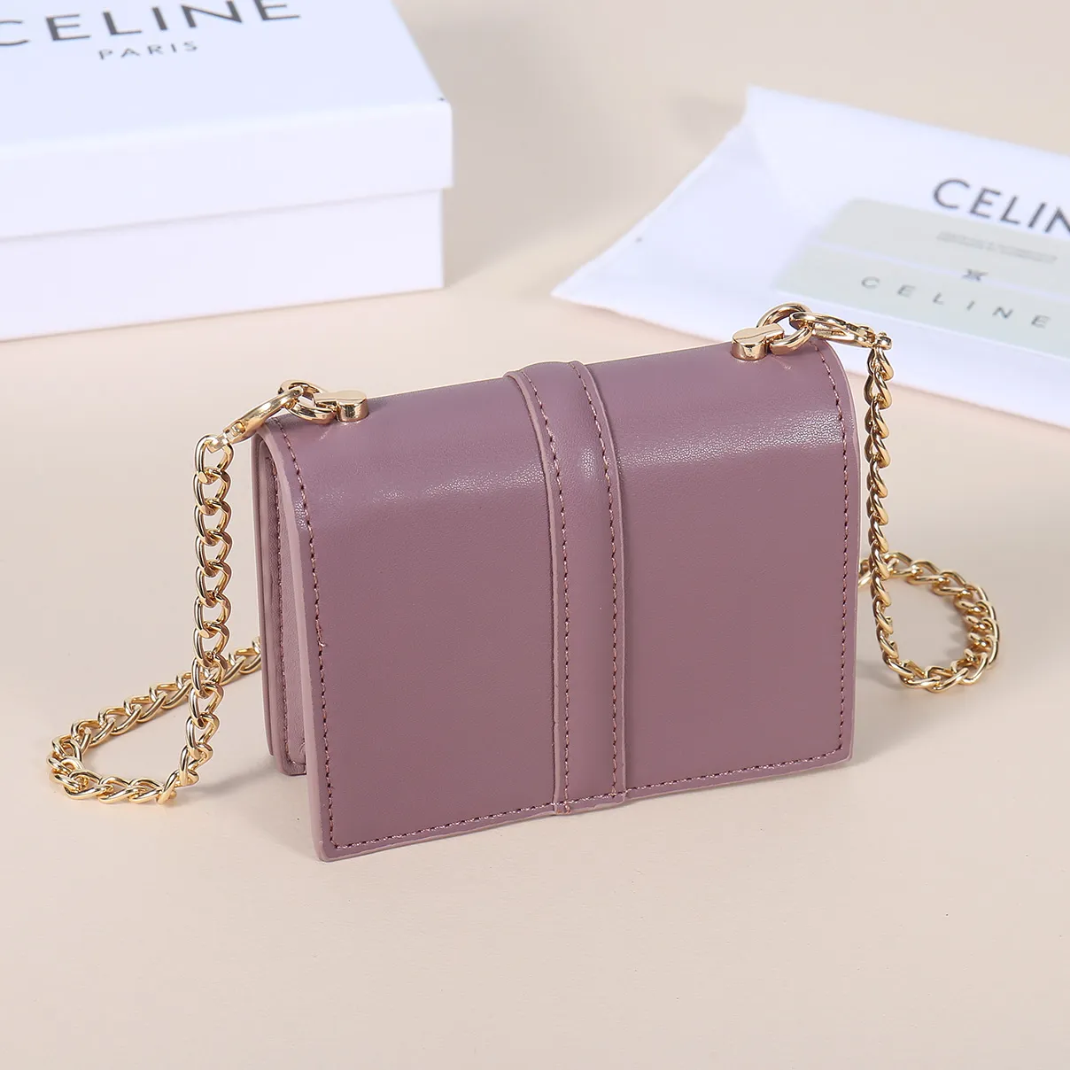 💰170, Celine's latest chain card holder, TRIOMPHE flip chain card holder, can be worn cross-body, classic cowhide with plain microfiber interior, rotating lock closure, 1 thickened main compartment, 2 inner card slots. No.: 10M472 Size: 10.5x8.5x3 cm