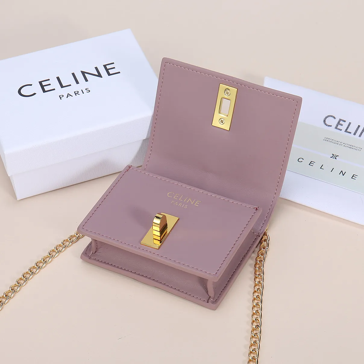 💰170, Celine's latest chain card holder, TRIOMPHE flip chain card holder, can be worn cross-body, classic cowhide with plain microfiber interior, rotating lock closure, 1 thickened main compartment, 2 inner card slots. No.: 10M472 Size: 10.5x8.5x3 cm
