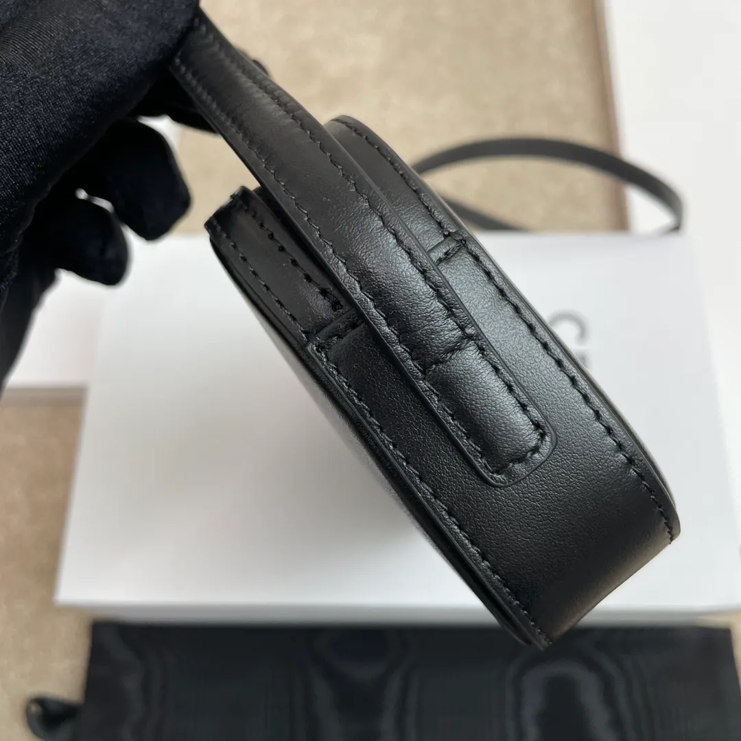 Mini/shoulder camera bag, armpit bag This model can hold larger smartphone models such as PLUS. Body cow leather. Lining cow leather/fabric. Suitable for shoulder or hand carry. Zipper lock. 1 main compartment. 1 flat pocket. Adjustable shoulder strap 6 inches long (16cm). Model: 10J582. Size: 20*10*3🌺🌺🌺
