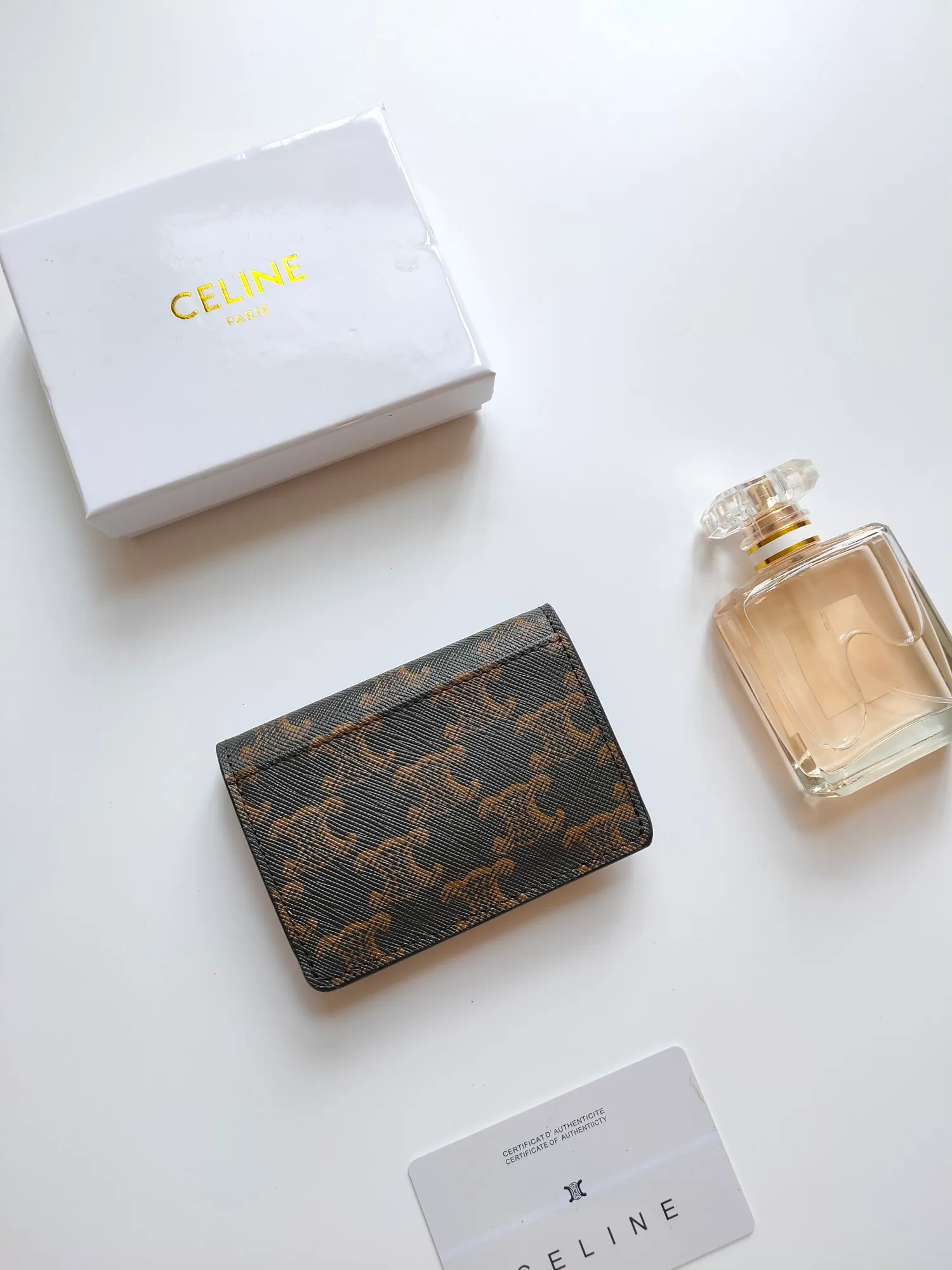 ￥110 CELINE’s latest TRIOMPHE logo printed card holder, gold finish, snap closure, model number: 101582, size: 10.5*7cm
