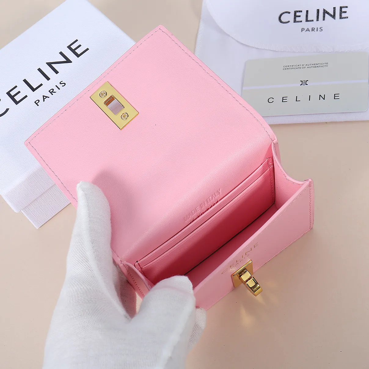 💰130, Celine's new card holder, TRIOMPHE flip card holder, large cowhide with plain microfiber interior, rotating lock closure, 1 thickened main compartment, 2 inner card slots. No.: 10M473 Size: 10.5x8.5x3 cm