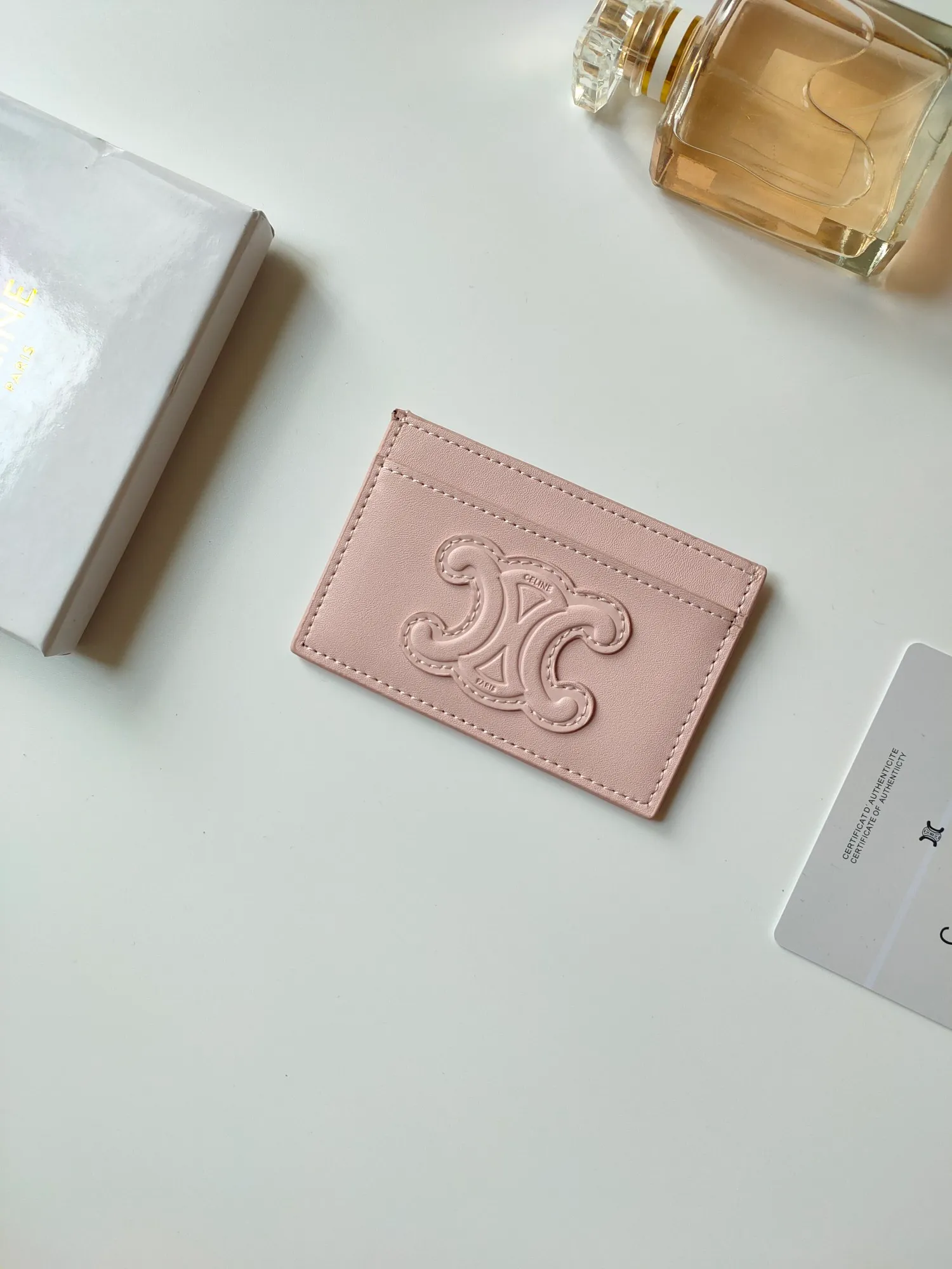 ￥90 CELINE's new embossed logo card holder, made of first-layer cowhide, two card slots + one middle pocket. Style number: 10B703 Size: 10.5 X 7cm