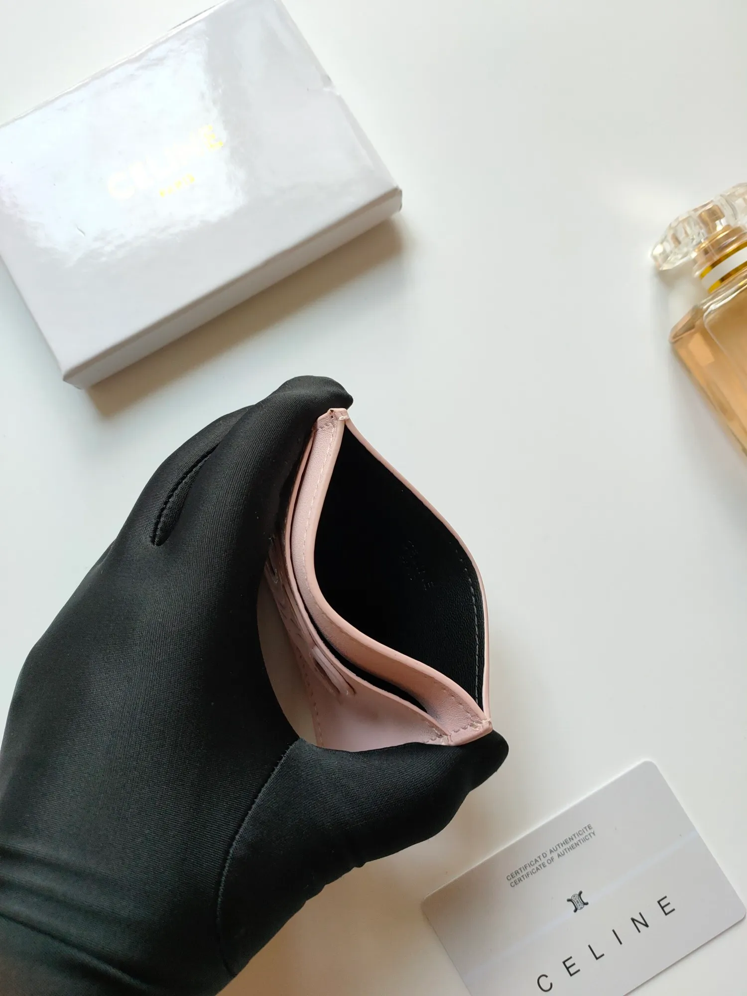 ￥90 CELINE's new embossed logo card holder, made of first-layer cowhide, two card slots + one middle pocket. Style number: 10B703 Size: 10.5 X 7cm