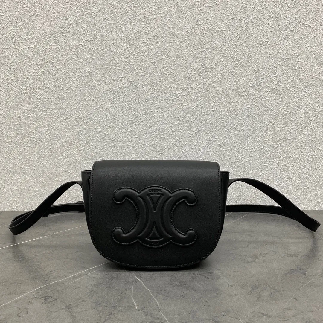 New product from C family ~ 2022 spring and summer FOLCO saddle bag. This bag is about the same size as a classic presbyopic saddle, and it has a magnetic buckle, which is very convenient to open and close. The leather is very shiny and not prone to scratches.  Continuing the design of the classic bag, changing the coated printed material to a full leather design will give it a more texture~ And the Arc de Triomphe uses three-dimensional carving technology~ It is really exquisite. The bag is very light and can hold the necessary things for girls to travel. It is super practical! Style number: 198263 Black Size: 18.5×8×15