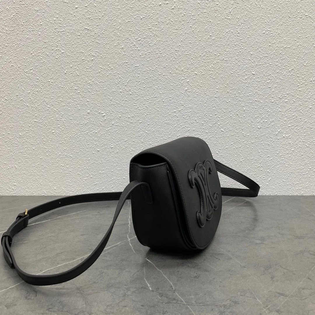 New product from C family ~ 2022 spring and summer FOLCO saddle bag. This bag is about the same size as a classic presbyopic saddle, and it has a magnetic buckle, which is very convenient to open and close. The leather is very shiny and not prone to scratches.  Continuing the design of the classic bag, changing the coated printed material to a full leather design will give it a more texture~ And the Arc de Triomphe uses three-dimensional carving technology~ It is really exquisite. The bag is very light and can hold the necessary things for girls to travel. It is super practical! Style number: 198263 Black Size: 18.5×8×15