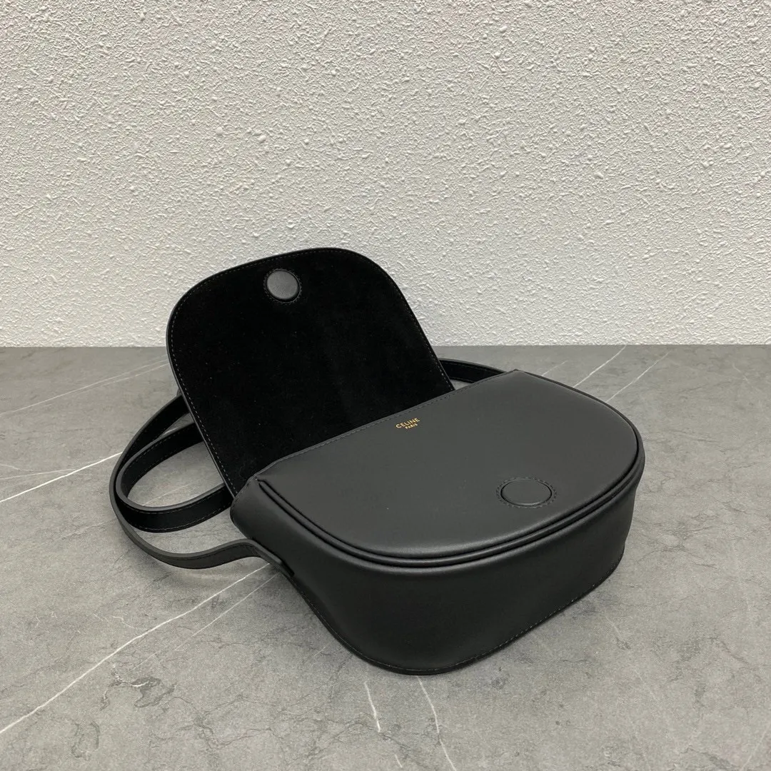 New product from C family ~ 2022 spring and summer FOLCO saddle bag. This bag is about the same size as a classic presbyopic saddle, and it has a magnetic buckle, which is very convenient to open and close. The leather is very shiny and not prone to scratches.  Continuing the design of the classic bag, changing the coated printed material to a full leather design will give it a more texture~ And the Arc de Triomphe uses three-dimensional carving technology~ It is really exquisite. The bag is very light and can hold the necessary things for girls to travel. It is super practical! Style number: 198263 Black Size: 18.5×8×15