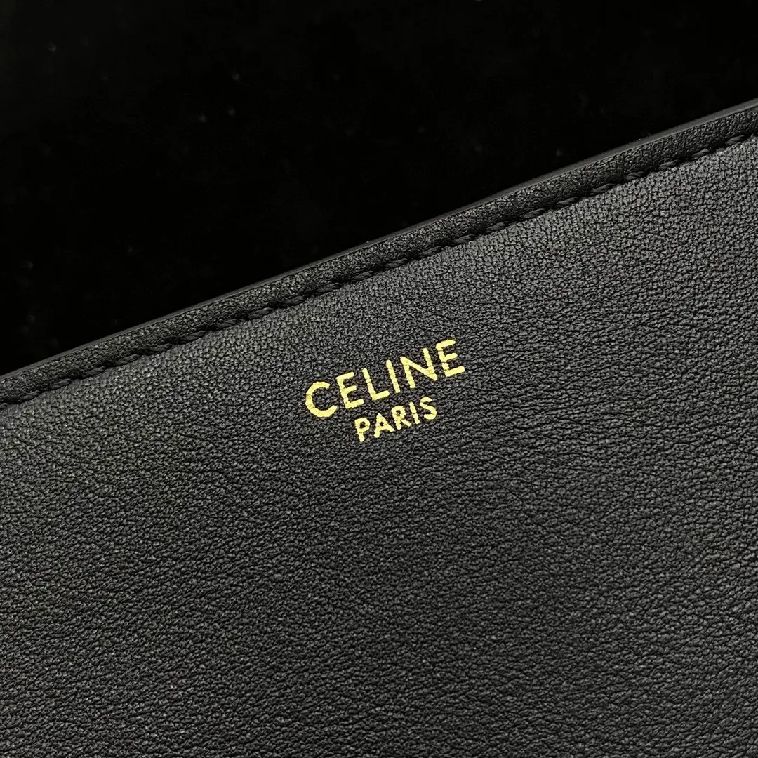 New product from C family ~ 2022 spring and summer FOLCO saddle bag. This bag is about the same size as a classic presbyopic saddle, and it has a magnetic buckle, which is very convenient to open and close. The leather is very shiny and not prone to scratches.  Continuing the design of the classic bag, changing the coated printed material to a full leather design will give it a more texture~ And the Arc de Triomphe uses three-dimensional carving technology~ It is really exquisite. The bag is very light and can hold the necessary things for girls to travel. It is super practical! Style number: 198263 Black Size: 18.5×8×15