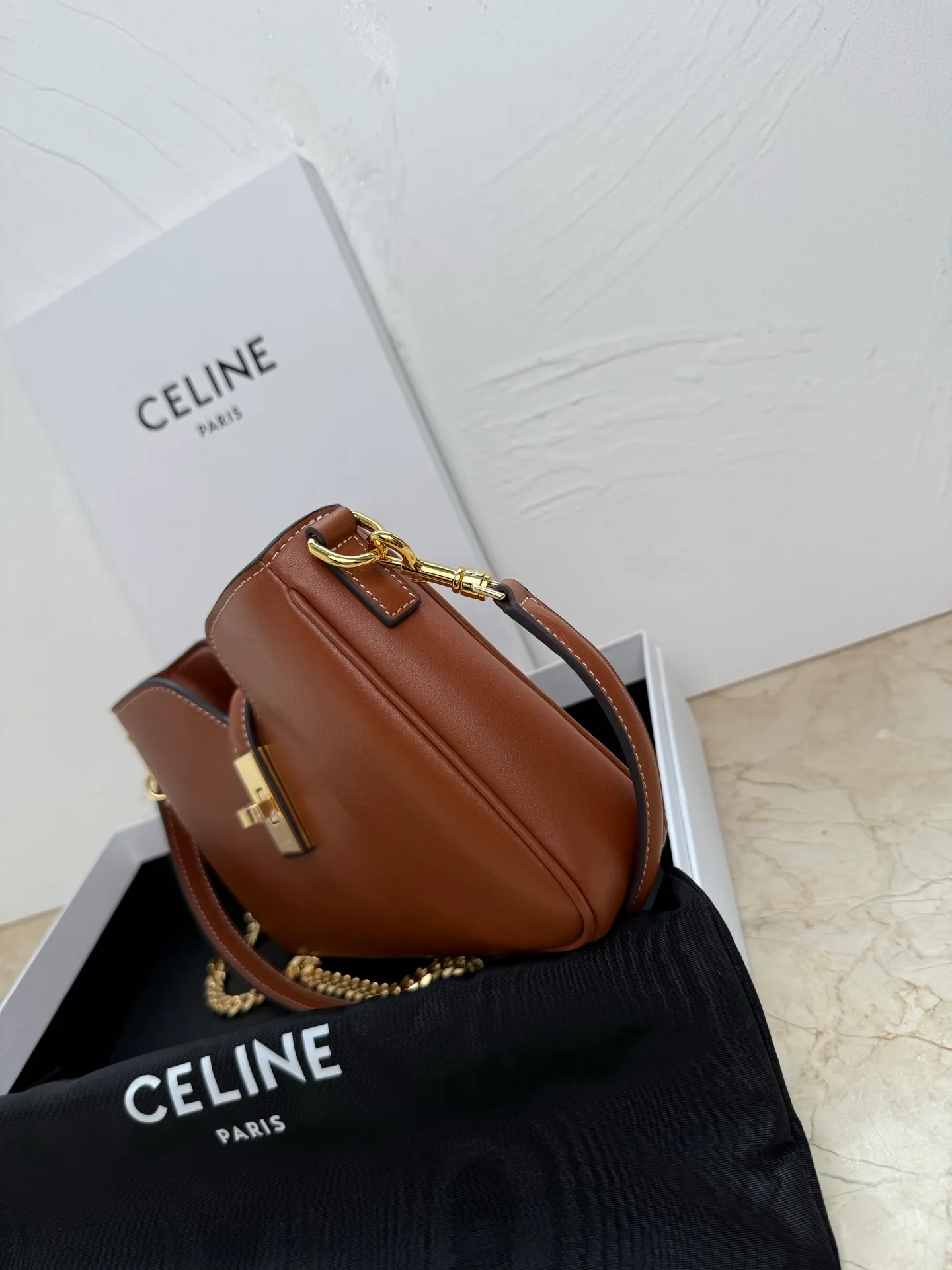 p1560 new product is online 🅰️🅰️ CE CAMILLE 👜 Recently, Ce’s new Camille underarm bag has been a hit! This bag is simply the perfect combination of fashion and elegance, and you will fall in love with it at first sight! 🤎 Brown is gentle and retro, like a cup of hot cocoa on weekdays, warm and healing, adding a touch of bright color to your outfit! 🍂 💼 The leather is delicate and textured, making you love it when you touch it, and the details highlight Celine’s exquisite craftsmanship! Style number: 122073 Color: Brown Size: 26x3.5x15cm
