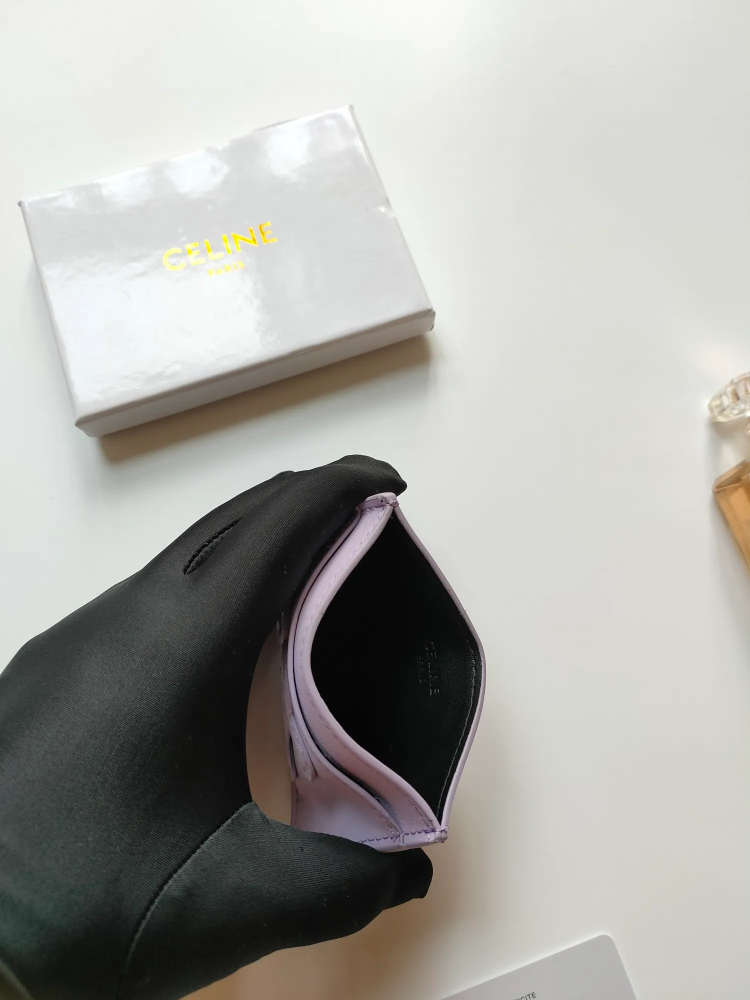 ￥90 CELINE's new embossed logo card holder, made of first-layer cowhide, two card slots + one middle pocket. Style number: 10B703 Size: 10.5 X 7cm