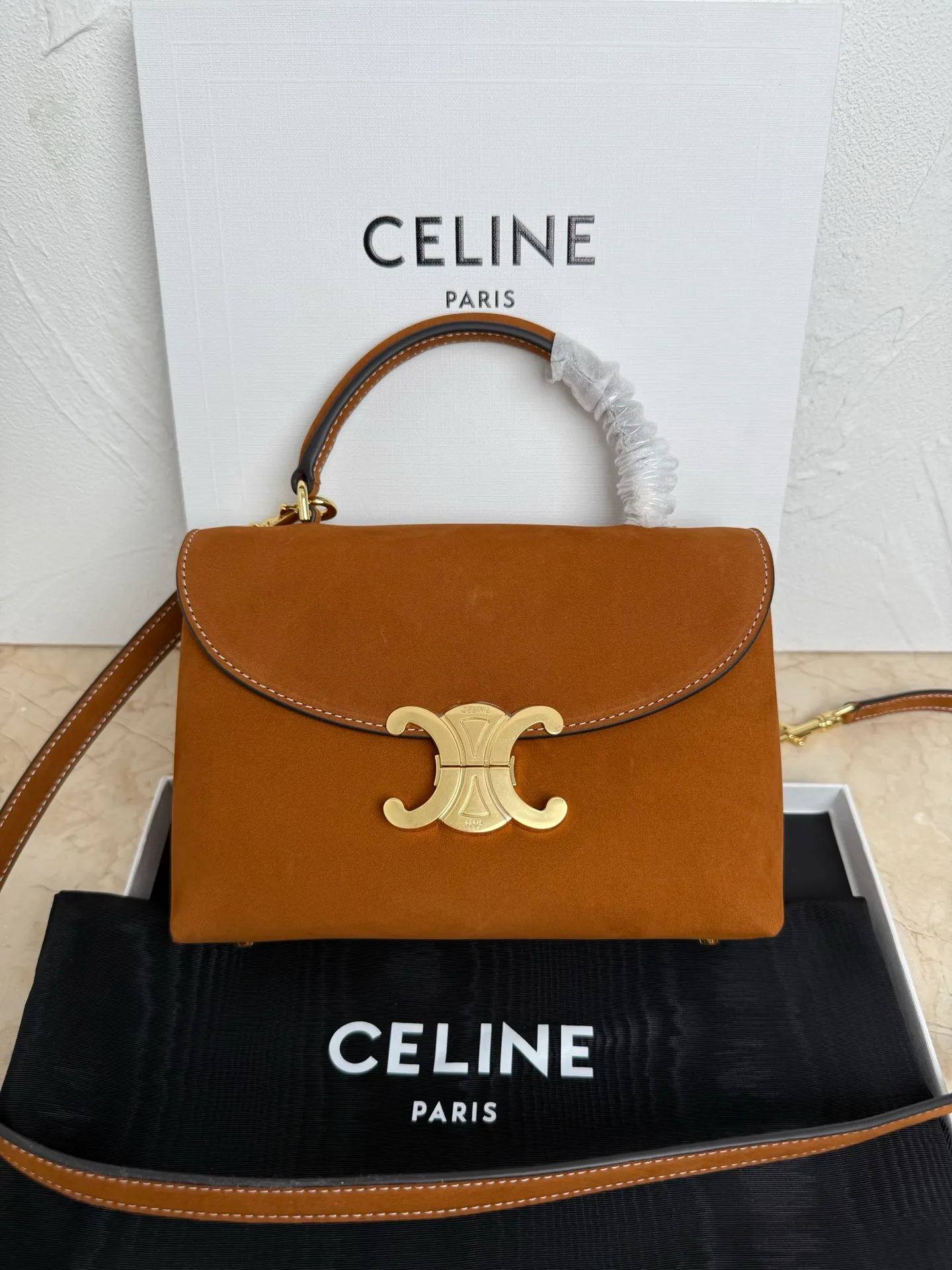 p1500 New product launched 🅰️🅰️CE Arc de Triomphe kelly handbag 👜 New Arc de Triomphe storage bag full of high-end feel! Simple and exquisite outline, whether it is calm black, low-key brown, classic presbyopia color scheme, etc... all exude an unparalleled sense of luxury ❤️ The lines of kelly's classic shape are simple and elegant, without unnecessary decoration, showing the aesthetic charm🫶🏻 Style number: 118113 Size: 20.5x13x8 (with original packaging)