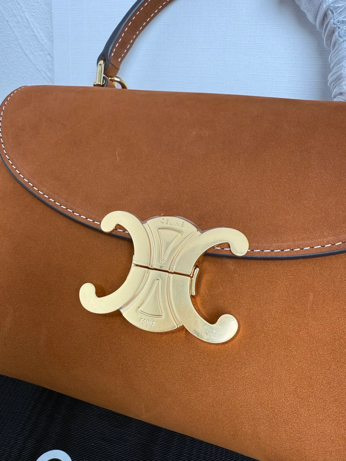 p1500 New product launched 🅰️🅰️CE Arc de Triomphe kelly handbag 👜 New Arc de Triomphe storage bag full of high-end feel! Simple and exquisite outline, whether it is calm black, low-key brown, classic presbyopia color scheme, etc... all exude an unparalleled sense of luxury ❤️ The lines of kelly's classic shape are simple and elegant, without unnecessary decoration, showing the aesthetic charm🫶🏻 Style number: 118113 Size: 20.5x13x8 (with original packaging)