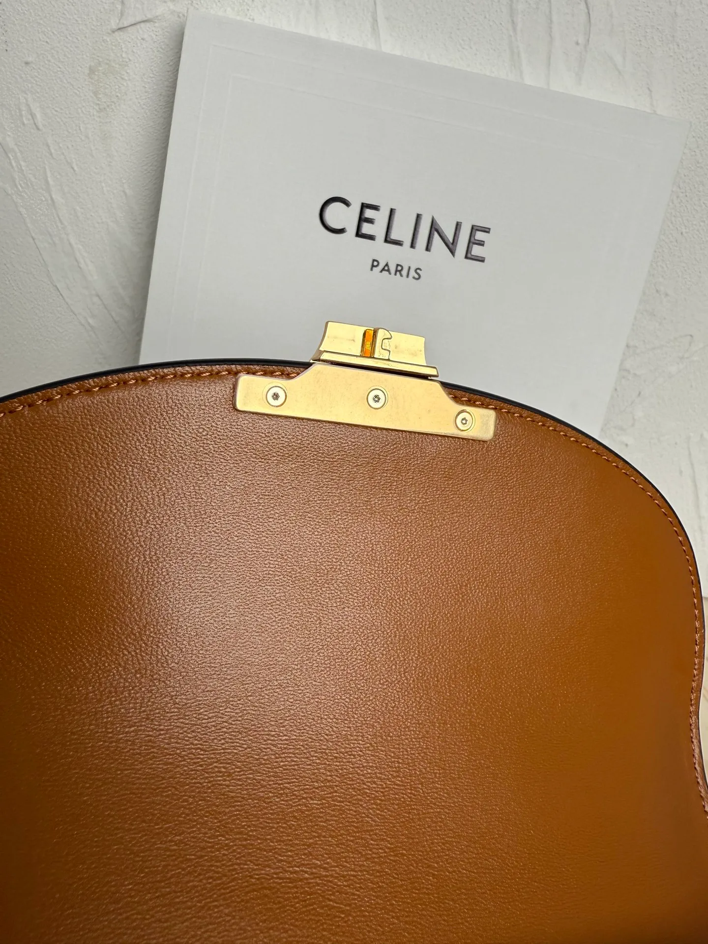p1500 New product launched 🅰️🅰️CE Arc de Triomphe kelly handbag 👜 New Arc de Triomphe storage bag full of high-end feel! Simple and exquisite outline, whether it is calm black, low-key brown, classic presbyopia color scheme, etc... all exude an unparalleled sense of luxury ❤️ The lines of kelly's classic shape are simple and elegant, without unnecessary decoration, showing the aesthetic charm🫶🏻 Style number: 118113 Size: 20.5x13x8 (with original packaging)