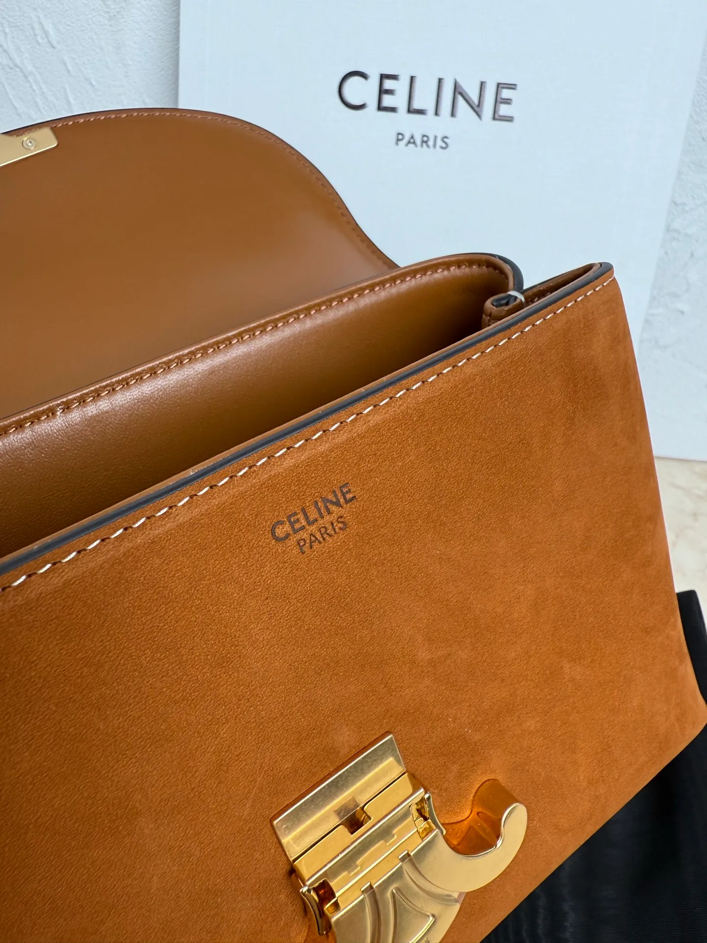 p1500 New product launched 🅰️🅰️CE Arc de Triomphe kelly handbag 👜 New Arc de Triomphe storage bag full of high-end feel! Simple and exquisite outline, whether it is calm black, low-key brown, classic presbyopia color scheme, etc... all exude an unparalleled sense of luxury ❤️ The lines of kelly's classic shape are simple and elegant, without unnecessary decoration, showing the aesthetic charm🫶🏻 Style number: 118113 Size: 20.5x13x8 (with original packaging)