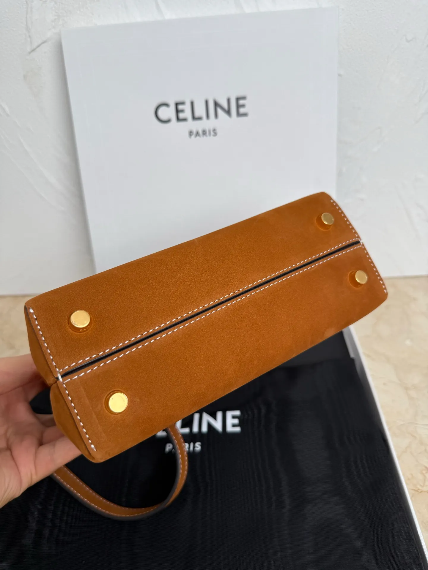 p1500 New product launched 🅰️🅰️CE Arc de Triomphe kelly handbag 👜 New Arc de Triomphe storage bag full of high-end feel! Simple and exquisite outline, whether it is calm black, low-key brown, classic presbyopia color scheme, etc... all exude an unparalleled sense of luxury ❤️ The lines of kelly's classic shape are simple and elegant, without unnecessary decoration, showing the aesthetic charm🫶🏻 Style number: 118113 Size: 20.5x13x8 (with original packaging)