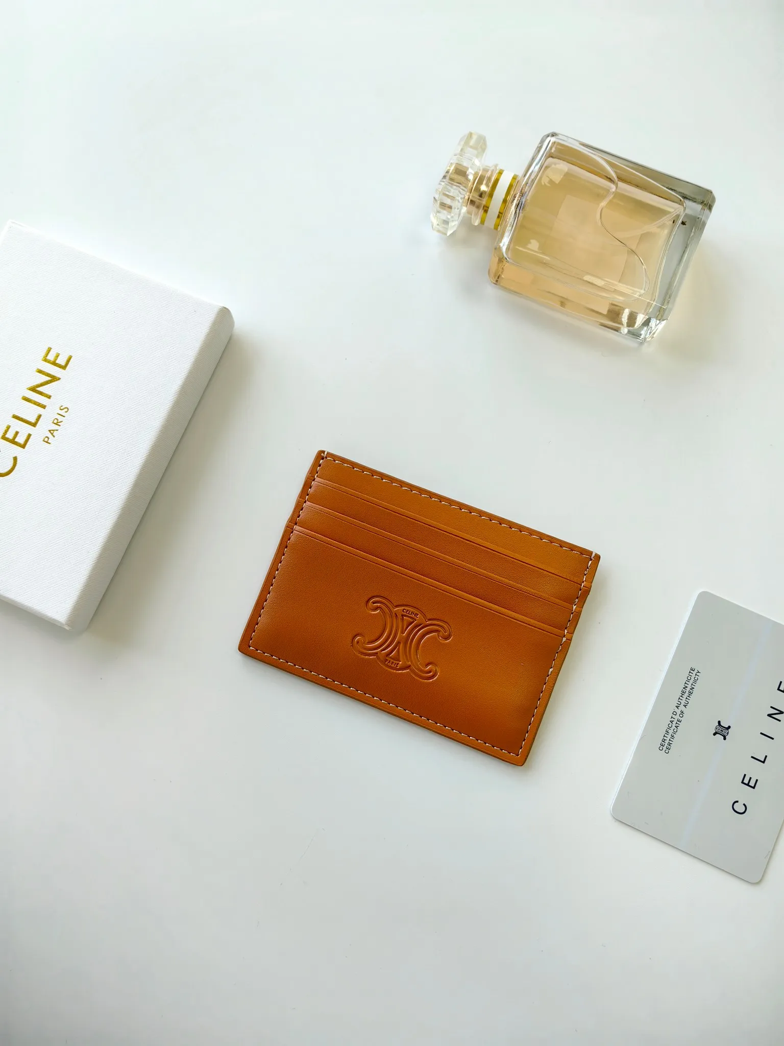 💰90💰CELINE's new embossed logo card holder, made of first-layer cowhide, two card slots + one middle pocket Style number: 10L833 Size: 10.5×7cm