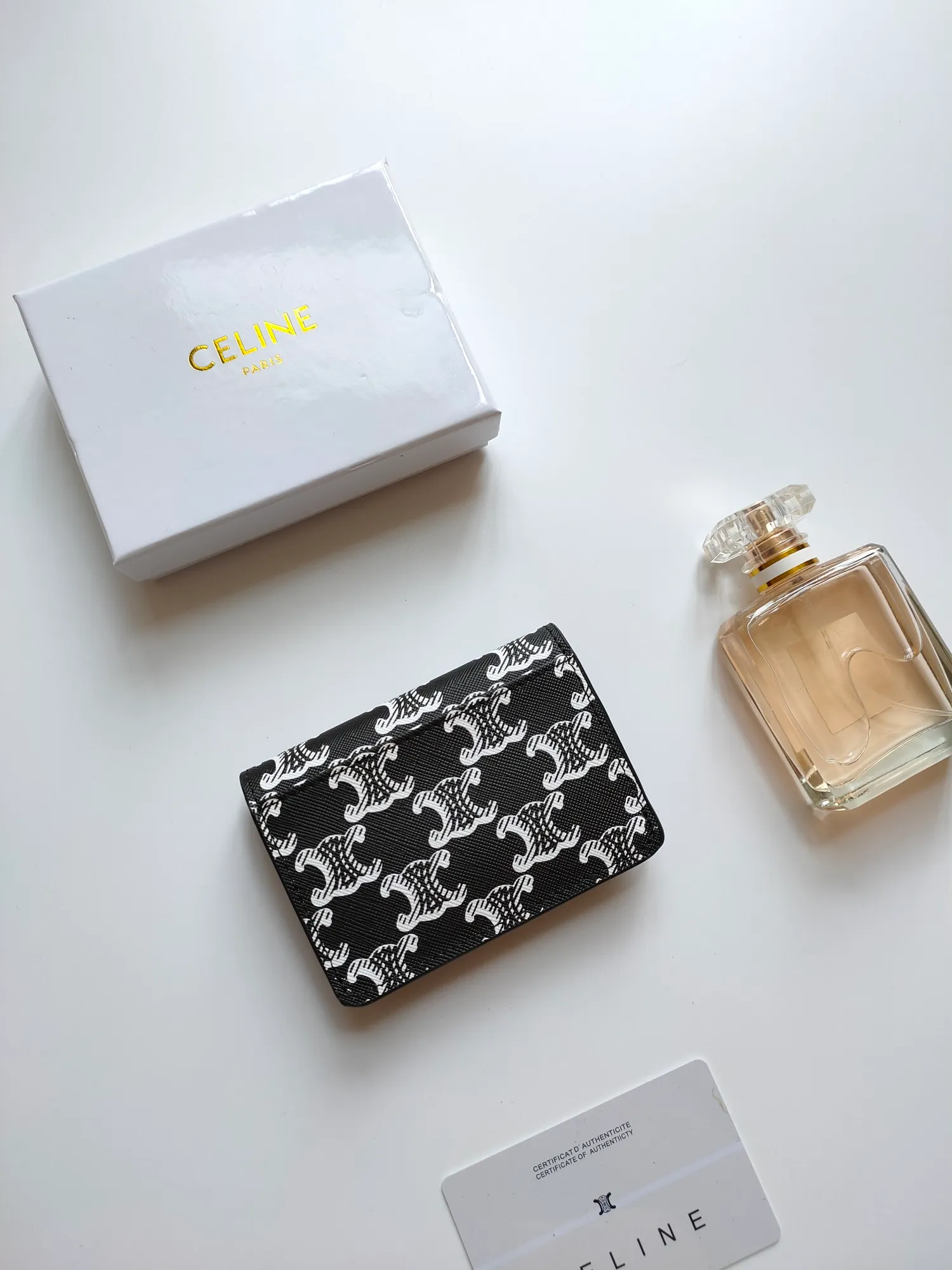 ￥110 CELINE’s latest TRIOMPHE logo printed card holder, gold finish, snap closure, model number: 101582, size: 10.5*7cm