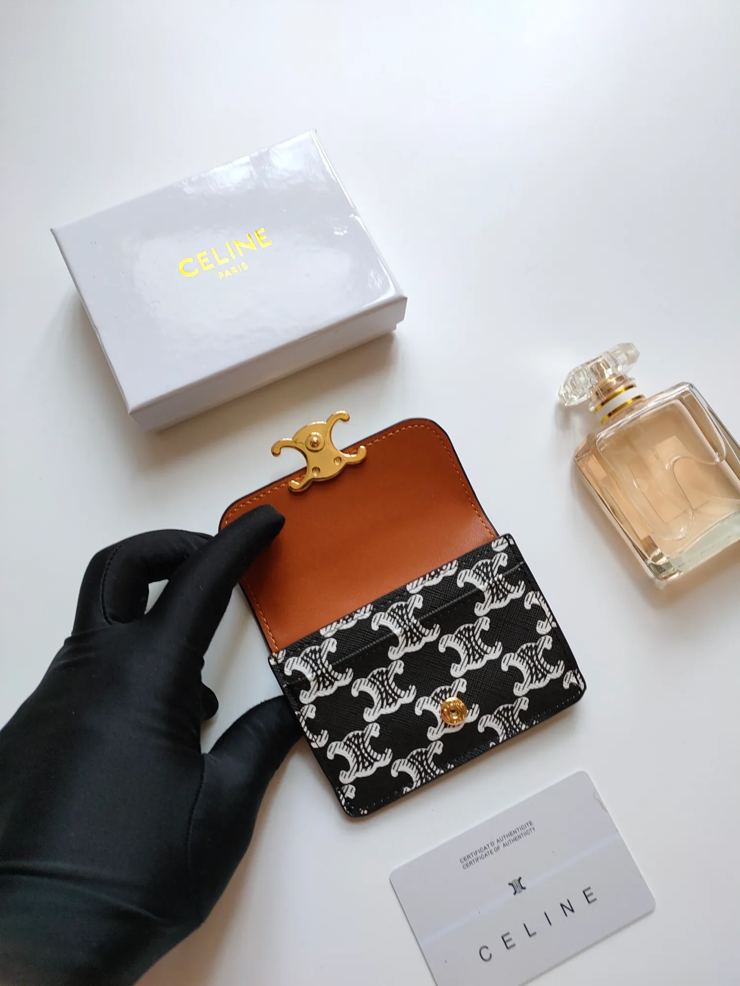 ￥110 CELINE’s latest TRIOMPHE logo printed card holder, gold finish, snap closure, model number: 101582, size: 10.5*7cm
