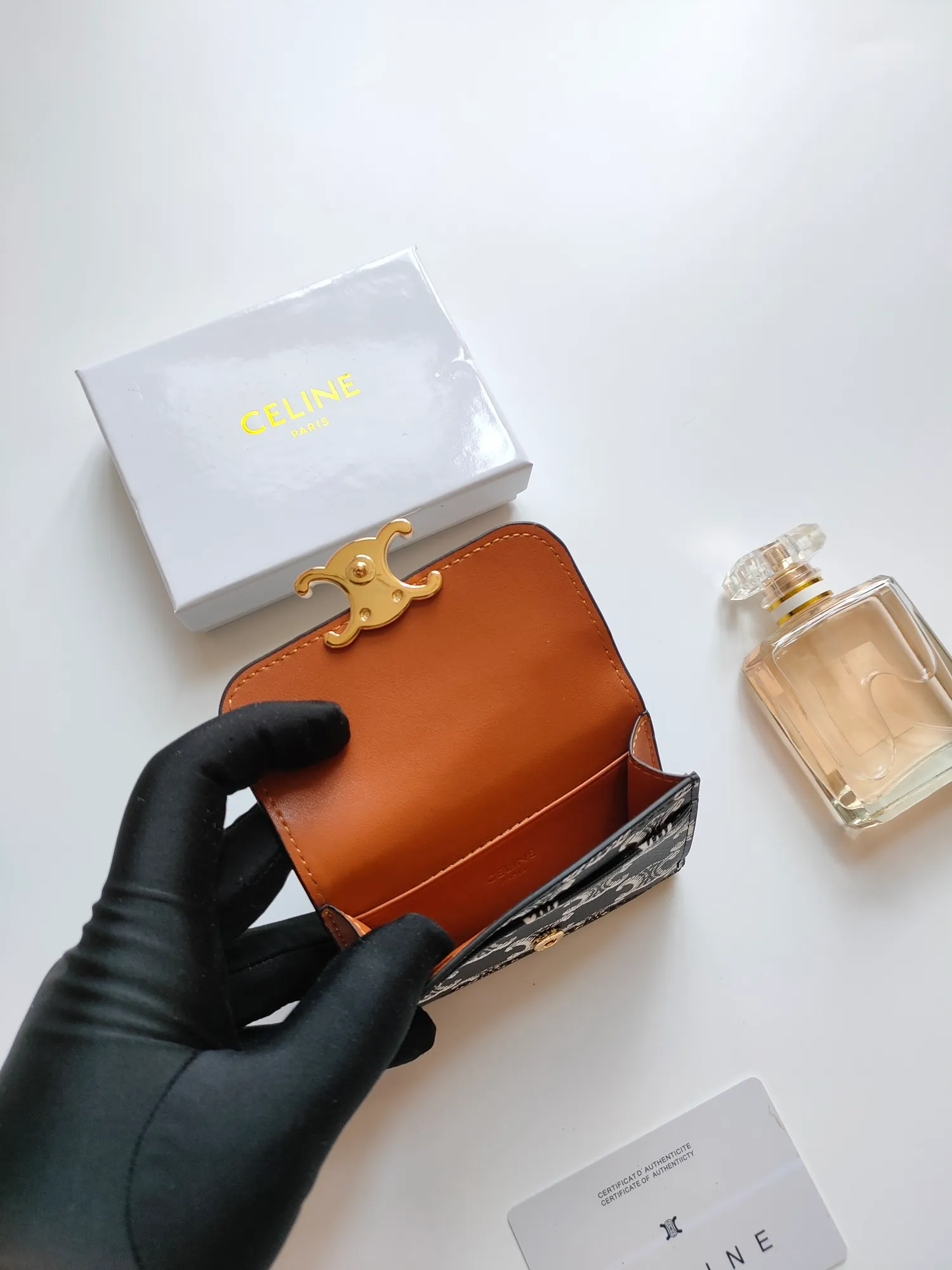 ￥110 CELINE’s latest TRIOMPHE logo printed card holder, gold finish, snap closure, model number: 101582, size: 10.5*7cm