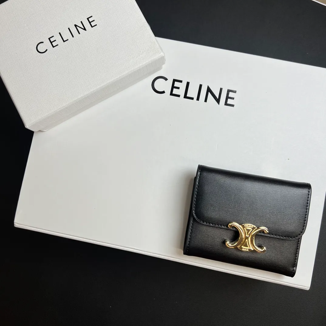 💰150 💎Top quality 🇫🇷 Black 💓 𝗖𝗘𝗟𝗜𝗡𝗘 Arc de Triomphe wallet 2-in-1, full calfskin, second layer leather, non-transferable ‼ ️ Celine’s new glossy cow leather short coin purse ❤️ TRIOMPHE metallic snaps A small item that enhances taste, a classic and popular model. It is good-looking and easy to use. It is small and portable. All kinds of bank cards and ID documents are easy to throw around. You no longer have to worry about not being able to find it. It is a daily essential item. 5 card slots, 1 banknote slot, 1 detachable card pocket. It is really full of everything even though it is small~ The wallet can be used for a long time without losing any money. The high-end packaging also gives you face, so go ahead. Model: 10l653DS3 / 16332 /10I653 Size: 9.5×7.5×3cm
