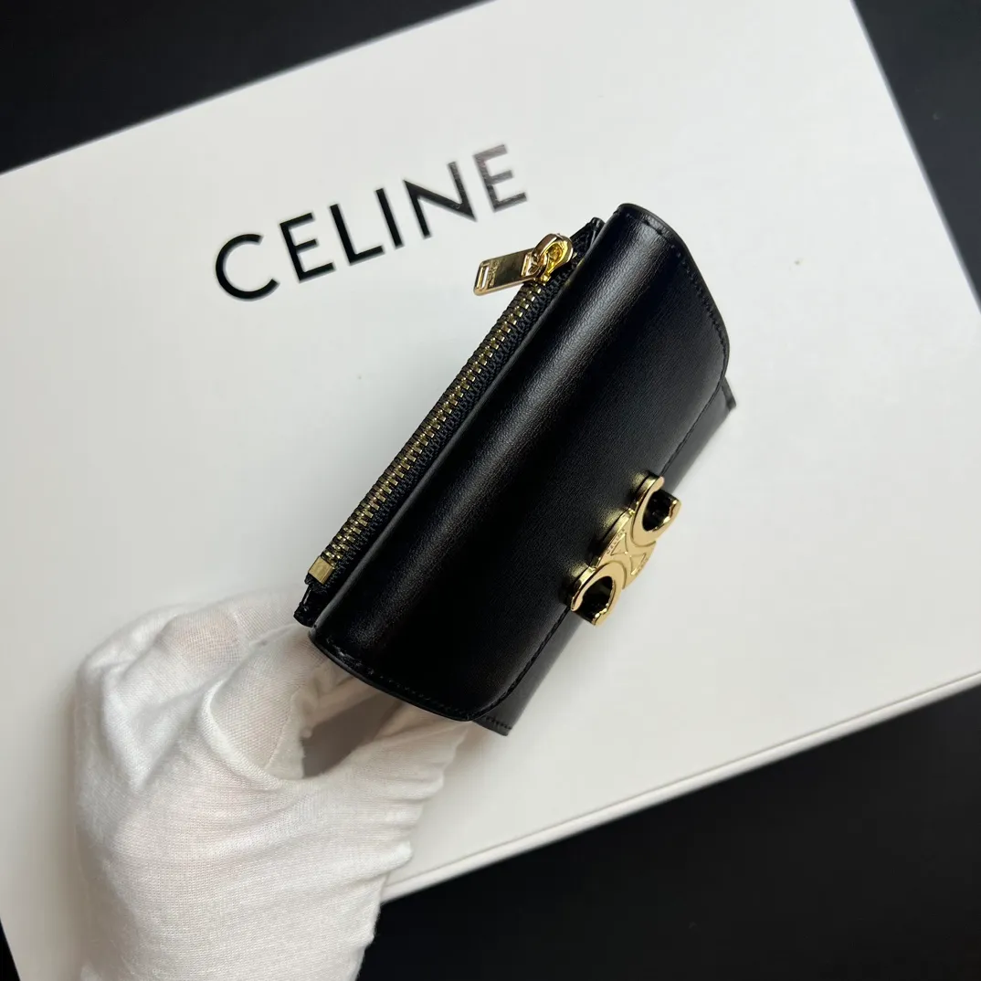 💰150 💎Top quality 🇫🇷 Black 💓 𝗖𝗘𝗟𝗜𝗡𝗘 Arc de Triomphe wallet 2-in-1, full calfskin, second layer leather, non-transferable ‼ ️ Celine’s new glossy cow leather short coin purse ❤️ TRIOMPHE metallic snaps A small item that enhances taste, a classic and popular model. It is good-looking and easy to use. It is small and portable. All kinds of bank cards and ID documents are easy to throw around. You no longer have to worry about not being able to find it. It is a daily essential item. 5 card slots, 1 banknote slot, 1 detachable card pocket. It is really full of everything even though it is small~ The wallet can be used for a long time without losing any money. The high-end packaging also gives you face, so go ahead. Model: 10l653DS3 / 16332 /10I653 Size: 9.5×7.5×3cm