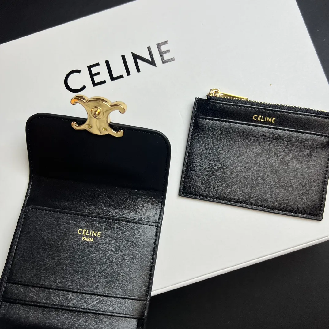 💰150 💎Top quality 🇫🇷 Black 💓 𝗖𝗘𝗟𝗜𝗡𝗘 Arc de Triomphe wallet 2-in-1, full calfskin, second layer leather, non-transferable ‼ ️ Celine’s new glossy cow leather short coin purse ❤️ TRIOMPHE metallic snaps A small item that enhances taste, a classic and popular model. It is good-looking and easy to use. It is small and portable. All kinds of bank cards and ID documents are easy to throw around. You no longer have to worry about not being able to find it. It is a daily essential item. 5 card slots, 1 banknote slot, 1 detachable card pocket. It is really full of everything even though it is small~ The wallet can be used for a long time without losing any money. The high-end packaging also gives you face, so go ahead. Model: 10l653DS3 / 16332 /10I653 Size: 9.5×7.5×3cm