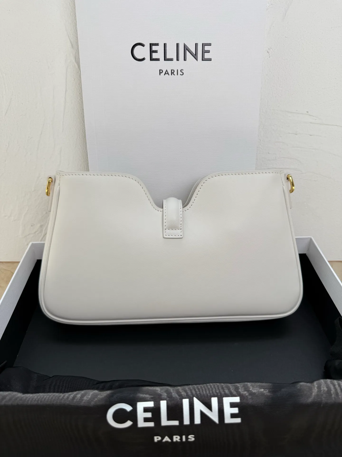 p1560 new product is online 🅰️🅰️ CE CAMILLE 👜 Recently, Ce’s new Camille underarm bag has been a hit! This bag is simply the perfect combination of fashion and elegance, and you will fall in love with it at first sight! 🤎 Brown is gentle and retro, like a cup of hot cocoa on weekdays, warm and healing, adding a touch of bright color to your outfit! 🍂 💼 The leather is delicate and textured, making you love it when you touch it, and the details highlight Celine’s exquisite craftsmanship! Style number: 122073 Color: Brown Size: 26x3.5x15cm