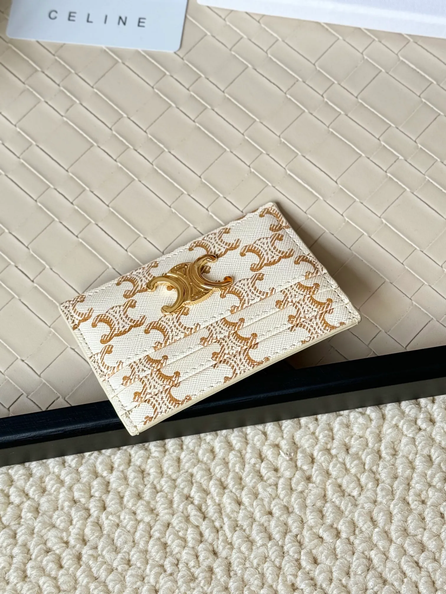 💰100 super mini card holder CELINE's new embossed logo card holder, made of first-layer cowhide, two card slots + one middle pocket Style number: 10L833 Size: 10.5×7cm