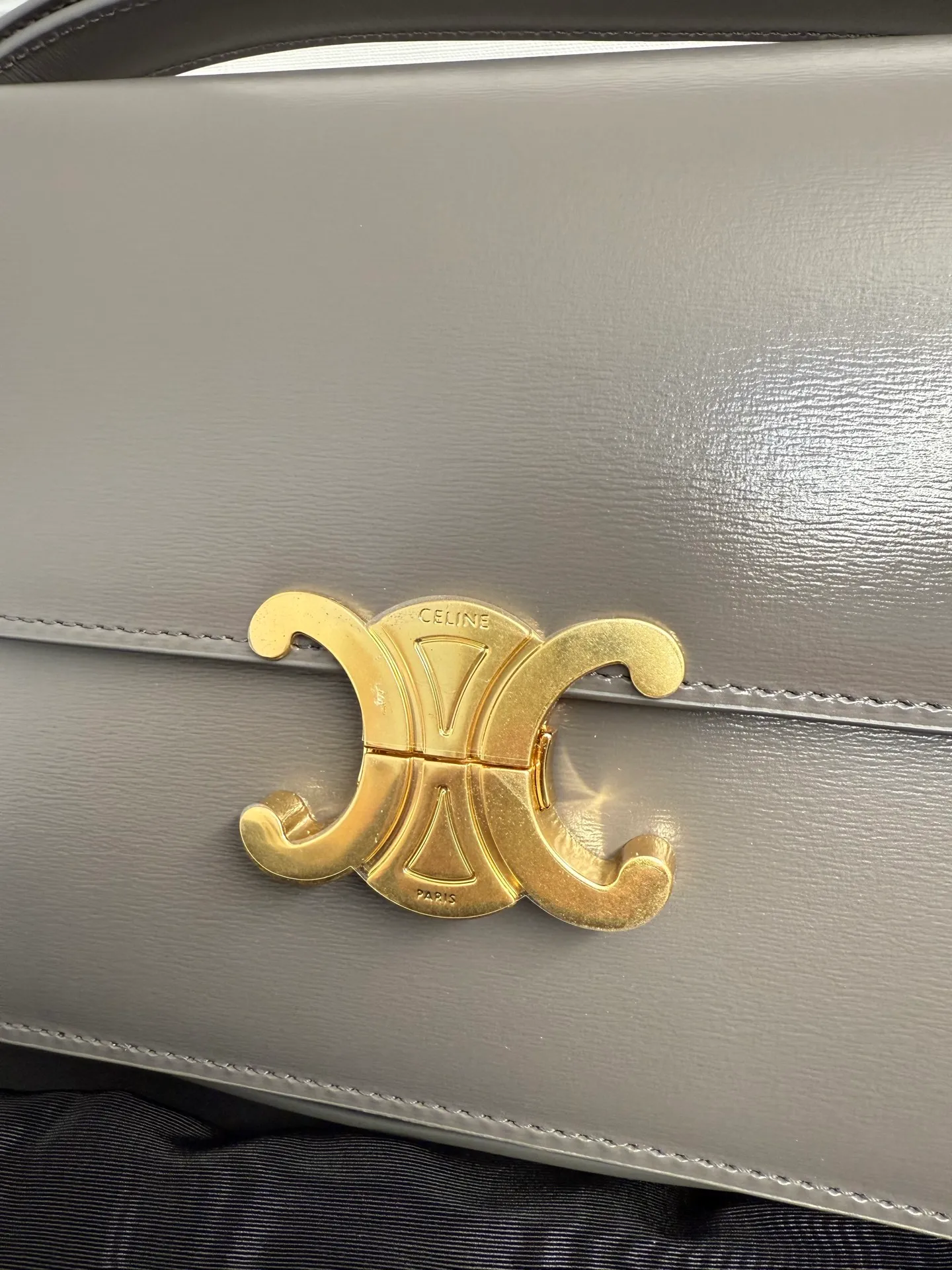 p1760 The definition of the new concept of the Arc de Triomphe adds Parisian elements, retro style, noble temperament, is recognized again in the fashion field, and is loved by many stars. Classics are re-innovated, and the classic buckle exquisite design is once again reinvented. It is in line with the forefront of fashion ✔️ Pure sheepskin on the outside and pure sheepskin on the inside. The classic black gold is timeless and can be matched with any style. Size: Size: 22-16-8 Style number: 187366