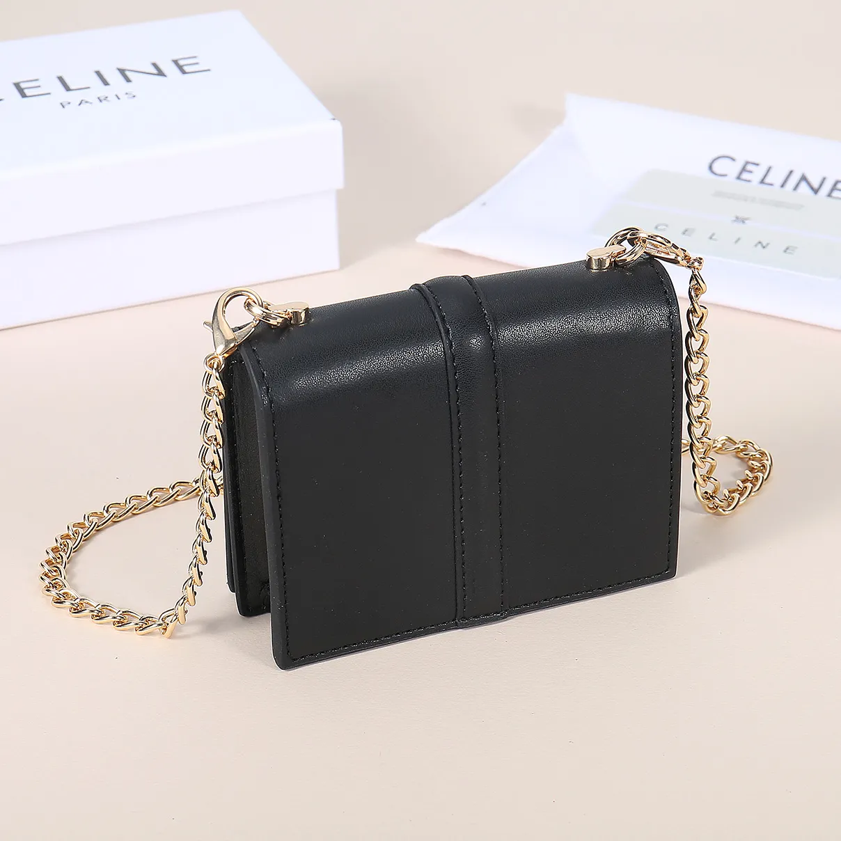 💰140, Celine’s latest chain card holder, TRIOMPHE flip chain card holder, can be worn cross-body, classic cowhide with plain microfiber interior, rotating lock closure, 1 thickened main compartment, 2 inner card slots. No.: 10M472 Size: 10.5x8.5x3 cm