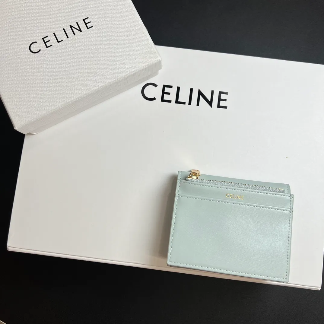 💰150 💎Top quality 🇫🇷 Lake blue💓 𝗖𝗘𝗟𝗜𝗡𝗘 Arc de Triomphe wallet 2-in-1, full calfskin, two-layer leather, non-super transferable ‼ ️ Celine’s new glossy cow leather short coin purse ❤️ TRIOMPHE metallic snaps A small item that enhances taste, a classic and popular model. It is good-looking and easy to use. It is small and portable. All kinds of bank cards and ID documents are easy to throw around. You no longer have to worry about not being able to find it. It is a daily essential item. 5 card slots, 1 banknote slot, 1 detachable card pocket. It is really full of everything even though it is small~ The wallet can be used for a long time without losing any money. The high-end packaging also gives you face, so go ahead. Model: 10l653DS3 / 16332 /10I653 Size: 9.5��7.5×3cm