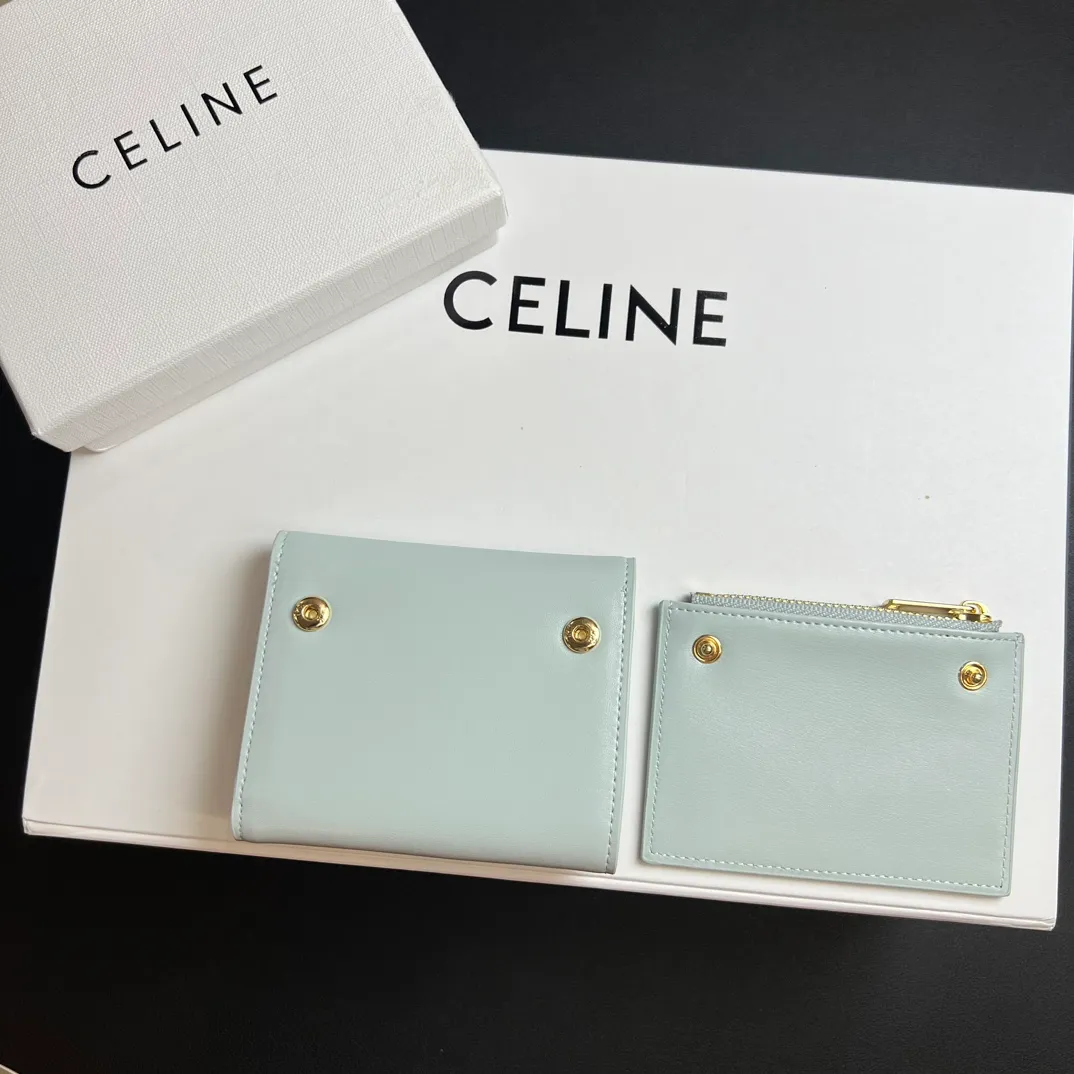 💰150 💎Top quality 🇫🇷 Lake blue💓 𝗖𝗘𝗟𝗜𝗡𝗘 Arc de Triomphe wallet 2-in-1, full calfskin, two-layer leather, non-super transferable ‼ ️ Celine’s new glossy cow leather short coin purse ❤️ TRIOMPHE metallic snaps A small item that enhances taste, a classic and popular model. It is good-looking and easy to use. It is small and portable. All kinds of bank cards and ID documents are easy to throw around. You no longer have to worry about not being able to find it. It is a daily essential item. 5 card slots, 1 banknote slot, 1 detachable card pocket. It is really full of everything even though it is small~ The wallet can be used for a long time without losing any money. The high-end packaging also gives you face, so go ahead. Model: 10l653DS3 / 16332 /10I653 Size: 9.5��7.5×3cm