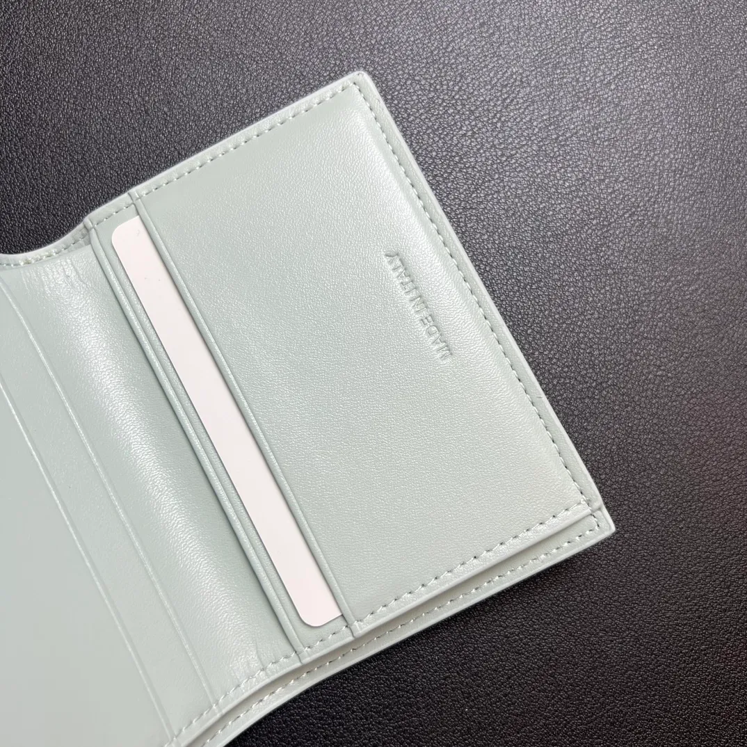 💰150 💎Top quality 🇫🇷 Lake blue💓 𝗖𝗘𝗟𝗜𝗡𝗘 Arc de Triomphe wallet 2-in-1, full calfskin, two-layer leather, non-super transferable ‼ ️ Celine’s new glossy cow leather short coin purse ❤️ TRIOMPHE metallic snaps A small item that enhances taste, a classic and popular model. It is good-looking and easy to use. It is small and portable. All kinds of bank cards and ID documents are easy to throw around. You no longer have to worry about not being able to find it. It is a daily essential item. 5 card slots, 1 banknote slot, 1 detachable card pocket. It is really full of everything even though it is small~ The wallet can be used for a long time without losing any money. The high-end packaging also gives you face, so go ahead. Model: 10l653DS3 / 16332 /10I653 Size: 9.5��7.5×3cm