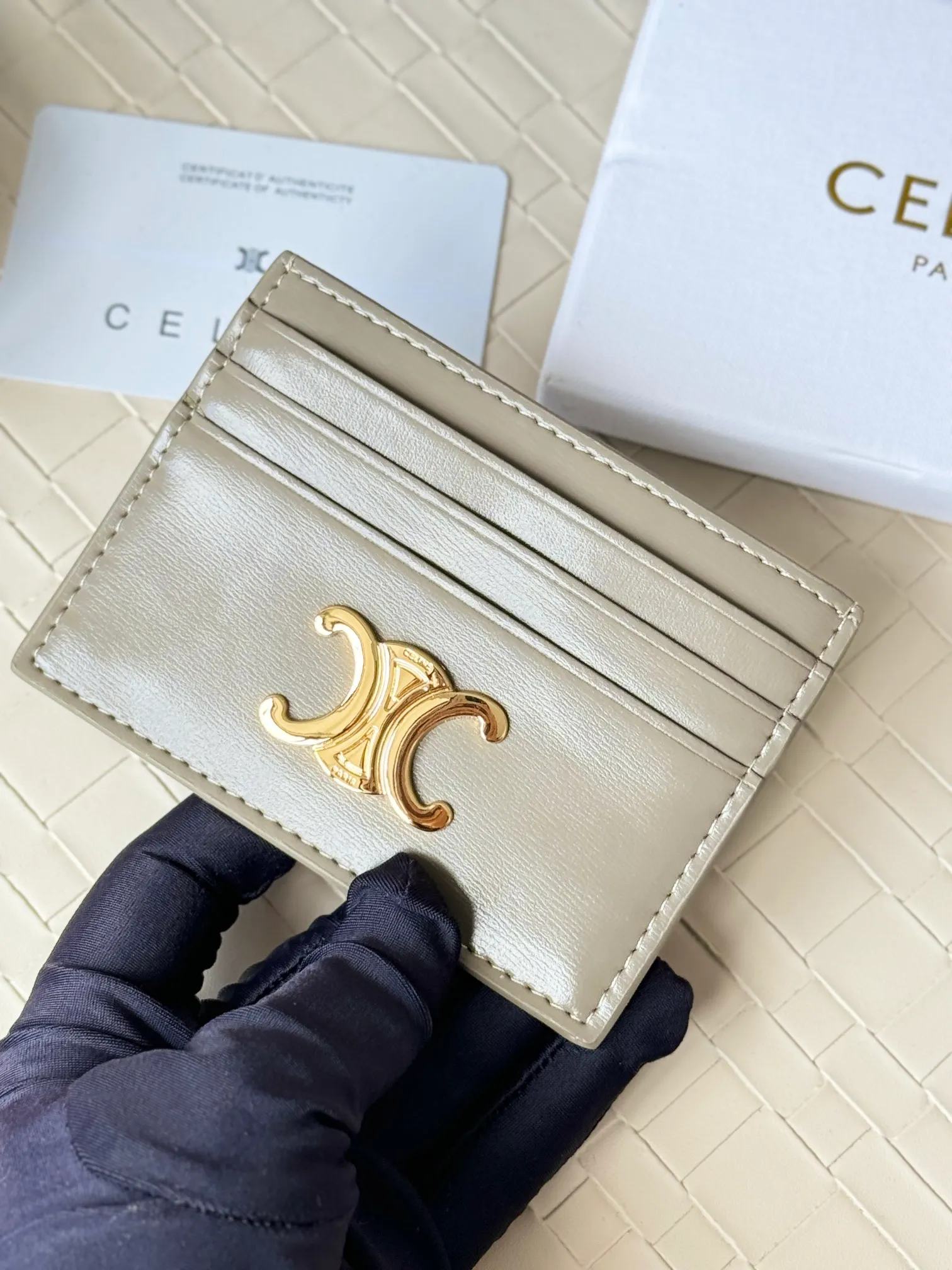 💰100 super mini card holder CELINE's new embossed logo card holder, made of first-layer cowhide, two card slots + one middle pocket Style number: 10L833 Size: 10.5×7cm