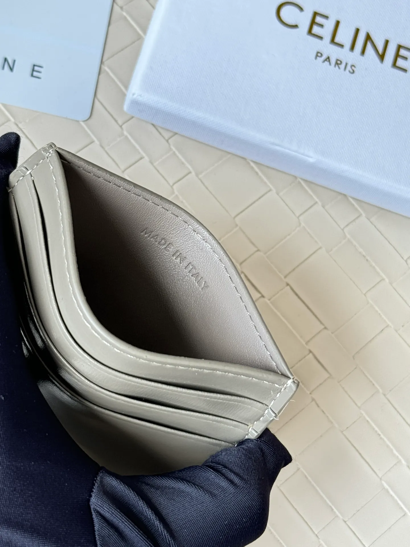 💰100 super mini card holder CELINE's new embossed logo card holder, made of first-layer cowhide, two card slots + one middle pocket Style number: 10L833 Size: 10.5×7cm