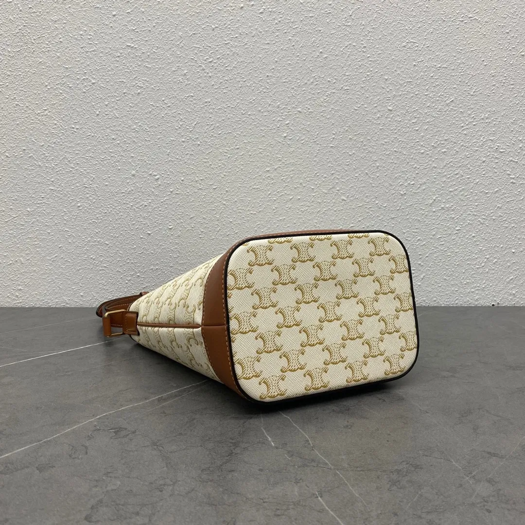 TRIOMPHE FOLCO new spring and summer off-white presbyopic series, still classic, not out of date. Large enough space. The material is wear-resistant. Style number: 191442 off-white, yellow, brown and brown. Small size: bag opening 26×height 22×width 13