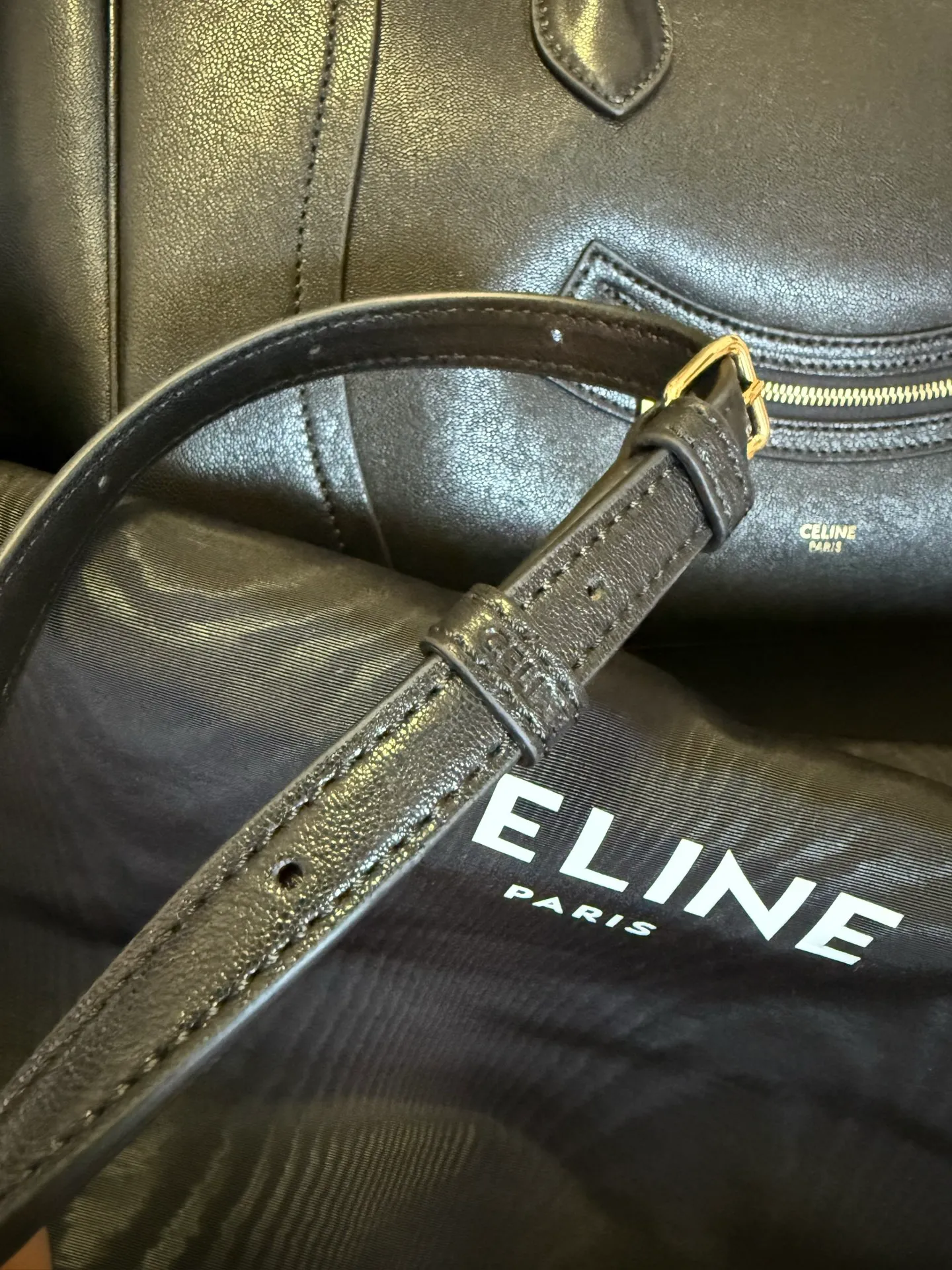 p2300 new products are online 🅰️🅰️ 26 spring series new smiley bag 👛 😐change🙂, CE smiley bag is back with a new look! CE PRINTEMPS 2026 Spring Series! NEW LUGGAGE The new version of the smiley bag, the classic in memory, is now available again! 👜Lightweight material and modern lines are still the most recognizable It Bag! Showing a simple and neat modern temperament. The new creative director Michael Rider made a surprise return of the "Smiley Face Bag" at his 2026 spring debut. The smooth, delicate and lustrous leather, backstitching technology and piping design create a soft and round horizontal outline. The side zipper design presents a unique smile arc, cleverly echoing the name of the "Smiley Face Bag". The classic design is reinterpreted through modern silhouettes, making the overall design more lightweight and versatile, presenting an elegant yet casual style! Style No.: 123693 Color: Black Size: Bottom 36x22x16cm Bag opening 56cm