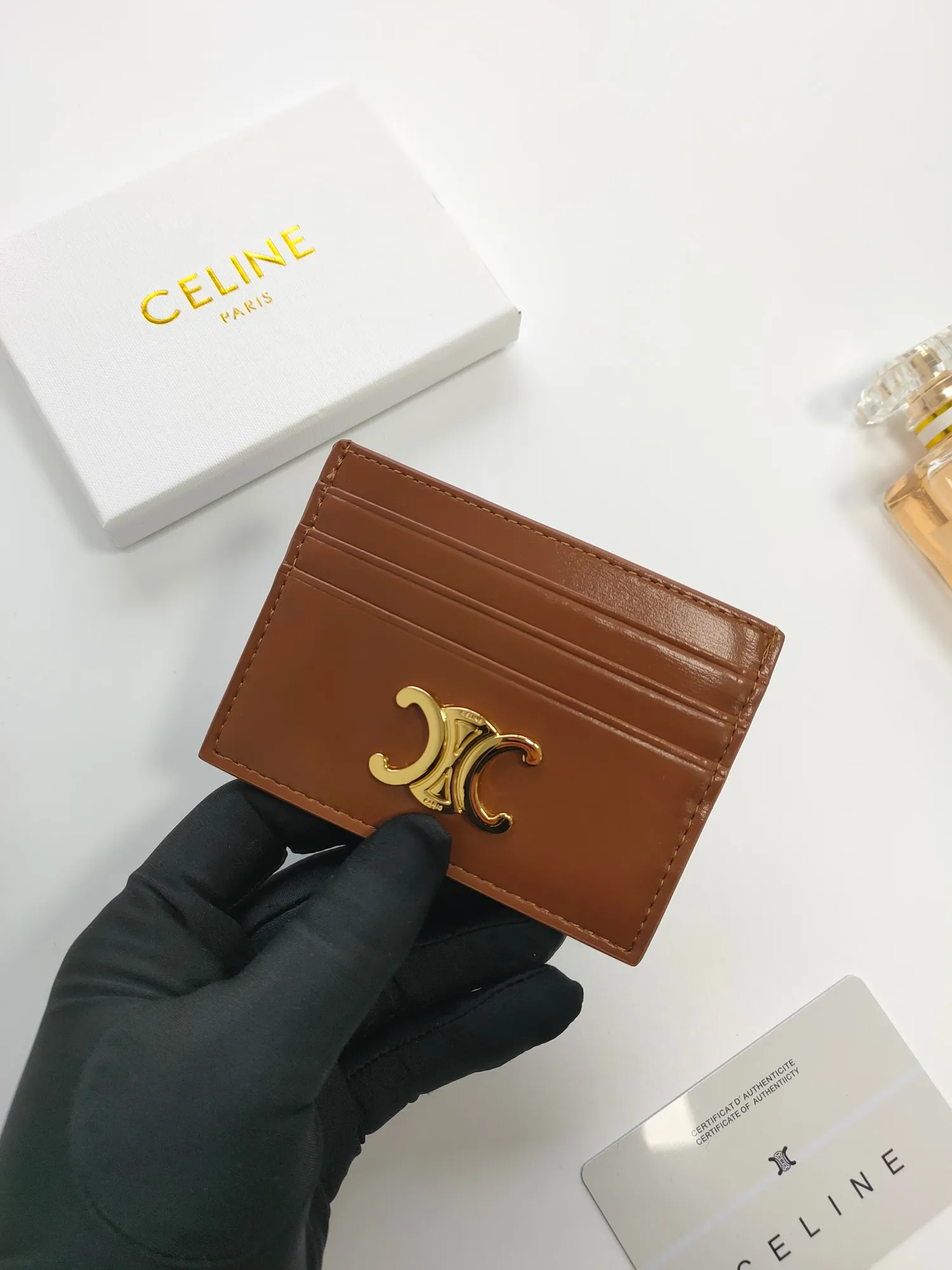 💰100💰CELINE's new embossed logo card holder, made of first-layer cowhide, two card slots + one middle pocket. Style number: 10L833 Size: 10.5×7cm