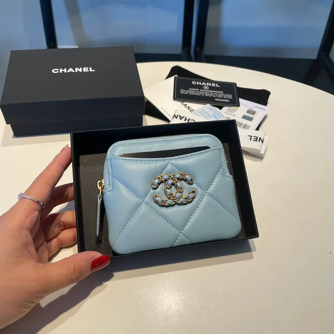 💰440😊Upgraded version💋🆕Ohanel new color🆕The latest zipper card holder coin purse with multiple card slots. The texture of goatskin is unparalleled. 😼The 19 series that is mainly recommended this season is a big rhombus with a strong retro style. Is there anyone who wants to buy every color?🧸 The logo is eye-catching and unique, the goatskin has a faint luster, and the temperament instantly ups and downs❣The fashionable style and style are also co-created by Karl and Viard. The first series launched by the new artistic director will be a key recommendation of the brand from this year to next year, conveying the essence of the brand, with a full set of packaging 2086🍃size: 12*9.5cm