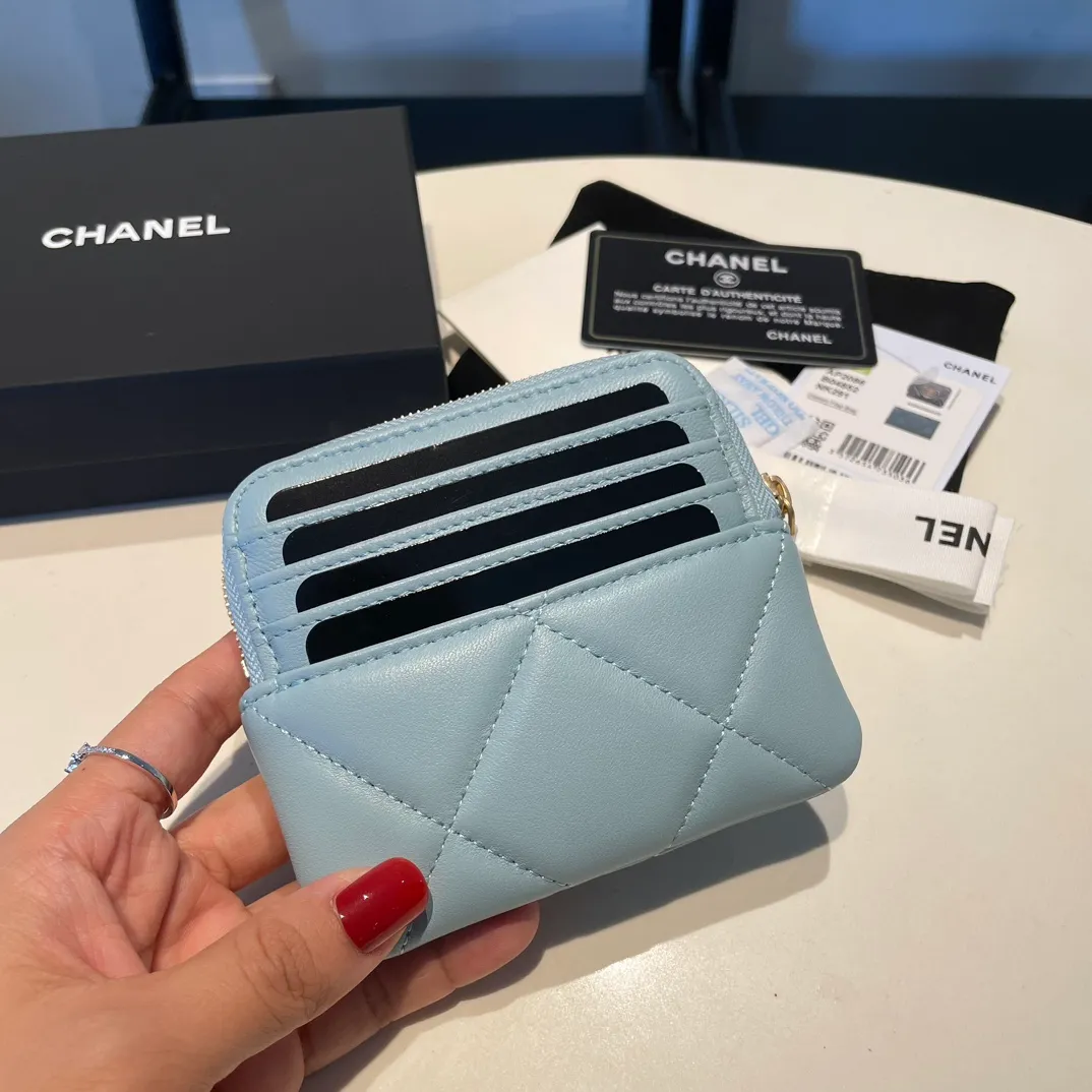 💰440😊Upgraded version💋🆕Ohanel new color🆕The latest zipper card holder coin purse with multiple card slots. The texture of goatskin is unparalleled. 😼The 19 series that is mainly recommended this season is a big rhombus with a strong retro style. Is there anyone who wants to buy every color?🧸 The logo is eye-catching and unique, the goatskin has a faint luster, and the temperament instantly ups and downs❣The fashionable style and style are also co-created by Karl and Viard. The first series launched by the new artistic director will be a key recommendation of the brand from this year to next year, conveying the essence of the brand, with a full set of packaging 2086🍃size: 12*9.5cm