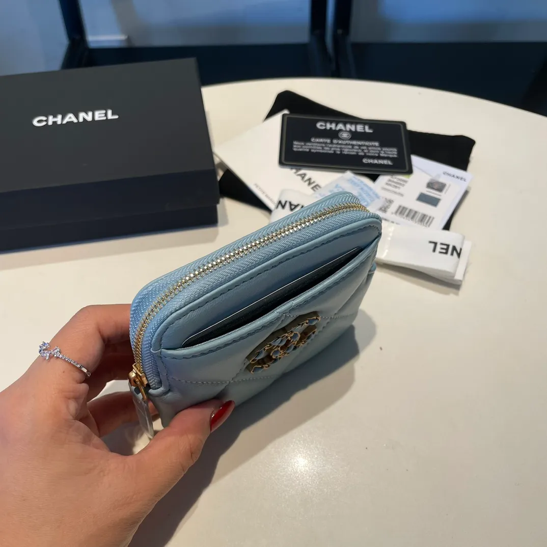 💰440😊Upgraded version💋🆕Ohanel new color🆕The latest zipper card holder coin purse with multiple card slots. The texture of goatskin is unparalleled. 😼The 19 series that is mainly recommended this season is a big rhombus with a strong retro style. Is there anyone who wants to buy every color?🧸 The logo is eye-catching and unique, the goatskin has a faint luster, and the temperament instantly ups and downs❣The fashionable style and style are also co-created by Karl and Viard. The first series launched by the new artistic director will be a key recommendation of the brand from this year to next year, conveying the essence of the brand, with a full set of packaging 2086🍃size: 12*9.5cm