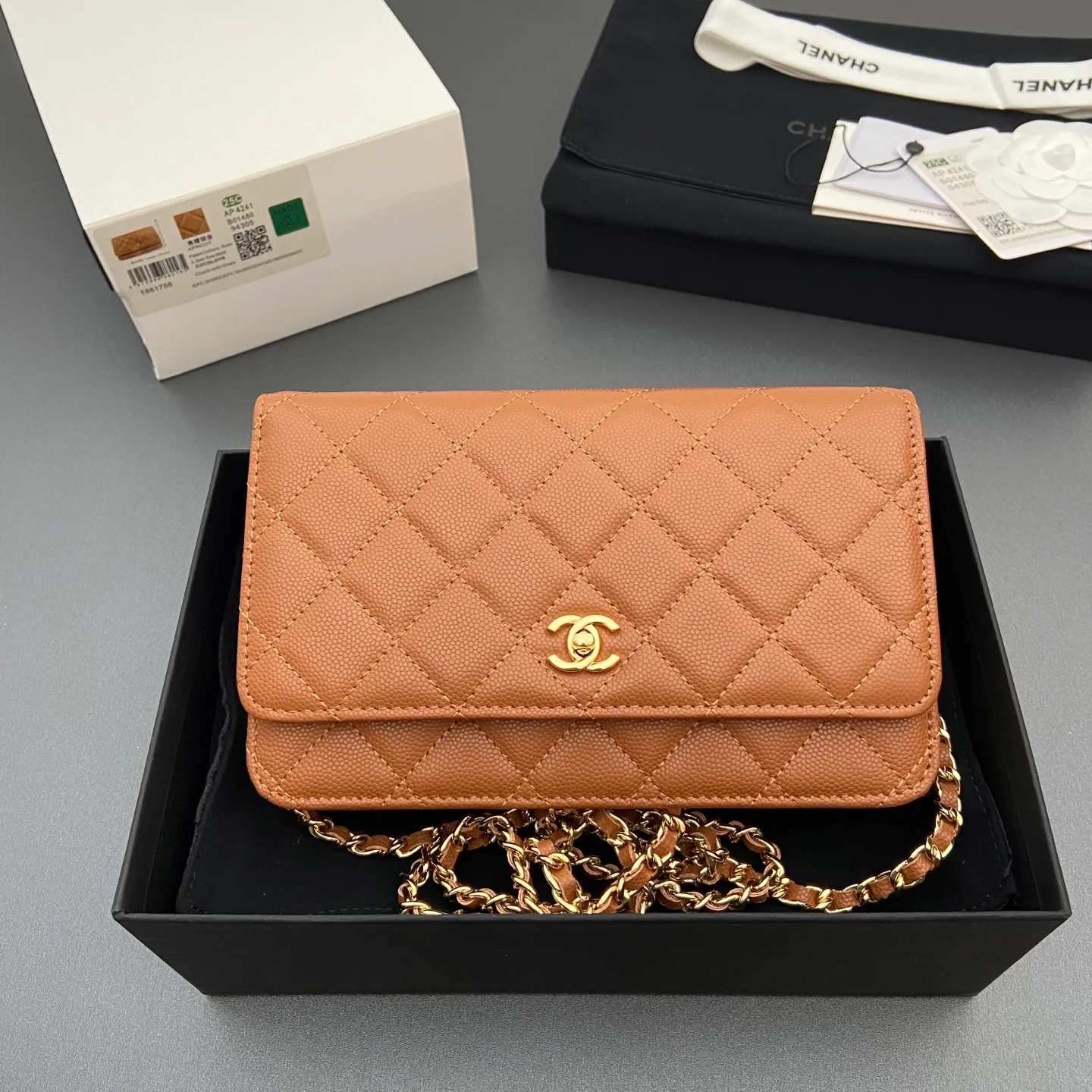 Xiaoxiang imported Italian caviar calfskin [upgraded version] Item number: A4241 Price: 700 Size: w20×h13×d3.5cm Color: Caramel color fine ball pattern golden steel mark