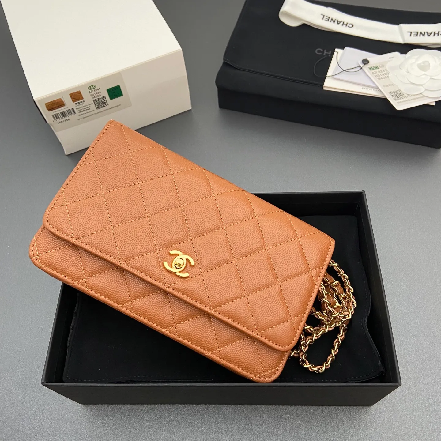 Xiaoxiang imported Italian caviar calfskin [upgraded version] Item number: A4241 Price: 700 Size: w20×h13×d3.5cm Color: Caramel color fine ball pattern golden steel mark
