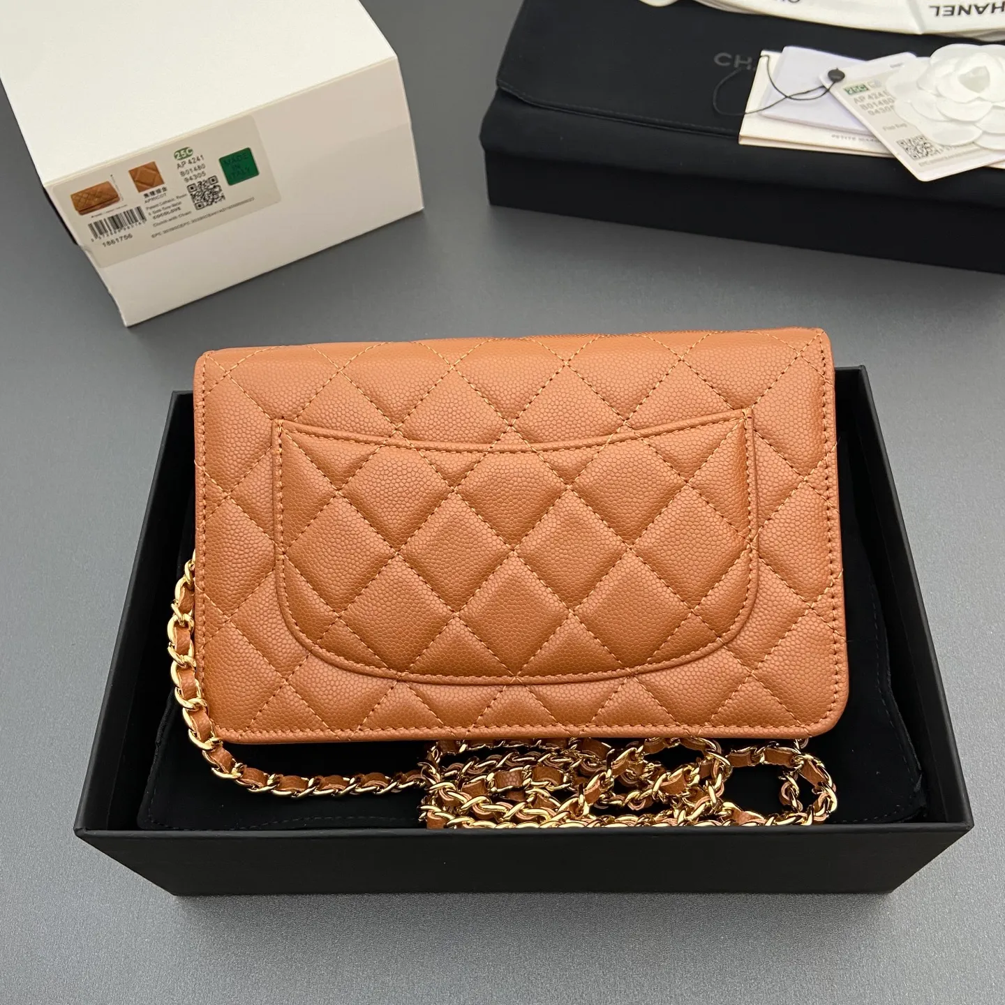 Xiaoxiang imported Italian caviar calfskin [upgraded version] Item number: A4241 Price: 700 Size: w20×h13×d3.5cm Color: Caramel color fine ball pattern golden steel mark