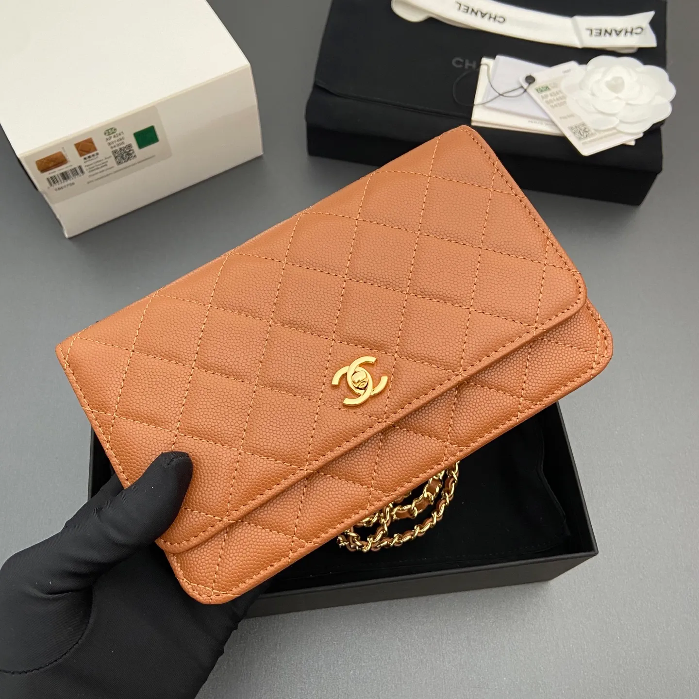 Xiaoxiang imported Italian caviar calfskin [upgraded version] Item number: A4241 Price: 700 Size: w20×h13×d3.5cm Color: Caramel color fine ball pattern golden steel mark